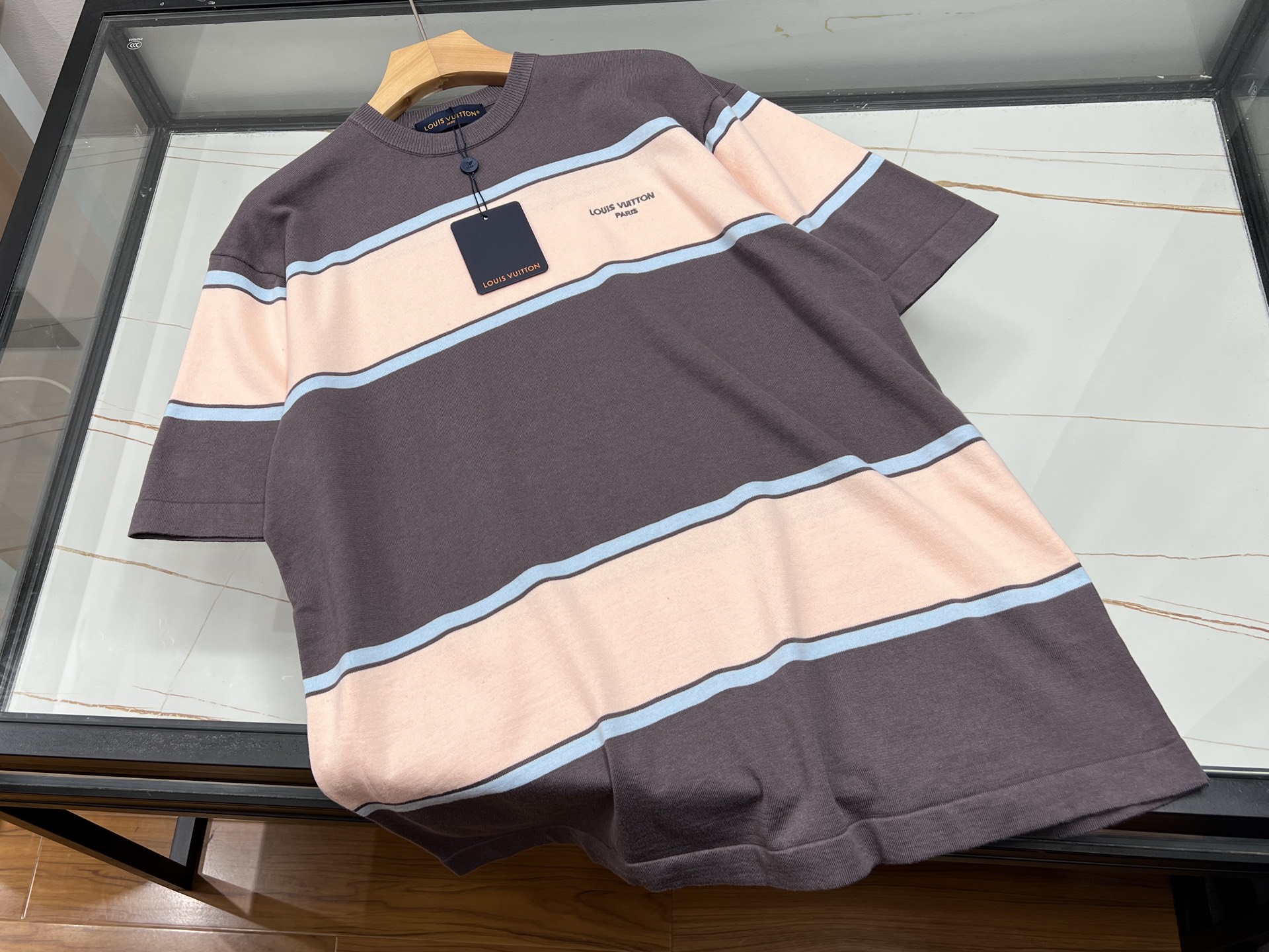 NO:820468,-26SS——V-striped fashionable knitted short-sleeves are a popular item in the summer. It cleverly combines classic stripe elements with modern knitting technology. This short-sleeved shirt is mostly made of light and breathable ice knitting, ice silk or cotton and linen blended fabrics, which not only ensures the comfort of wearing, but also shows a unique sense of fashion. The highlight of its design is its exquisiteness  Exquisite contrasting stripes, such as coffee pink white, blue and white and other fresh colors, are both elegant and energetic. Details such as round neck, small flying sleeves or right shoulder tailoring modify the body shape while adding a bit of gentle temperament. Whether paired with jeans, short skirts or high-waisted pants, it can easily be used in various occasions and has become a must-have in the summer wardrobe.  Ready for sale S-XL, Louis Vuitton-clothing, louis vuitton, skirts, jeans, T-shirt,19860909-26SS———V间条时尚针织短袖是年夏季的热门单品,它巧妙融合了经典条纹元素与现代针织工艺.这款短袖多采用轻薄透气的冰曲针织、冰丝或棉麻混纺面料,既保证了穿着的舒适度,又展现出独特的时尚感.其设计亮点在于精致的撞色条纹,如咖粉白、蓝白等清新配色,既优雅又不失活力.圆领、小飞袖或正肩剪裁等细节处理,修饰身形的同时增添了几分温柔气质.无论是搭配牛仔裤、短裙还是高腰裤,都能轻松驾驭多种场合,成为夏日衣橱中的必备之选. 现货发售S-XL,路易威登-服装,louis vuitton,skirts,jeans,T-shirt,,Women's clothing
