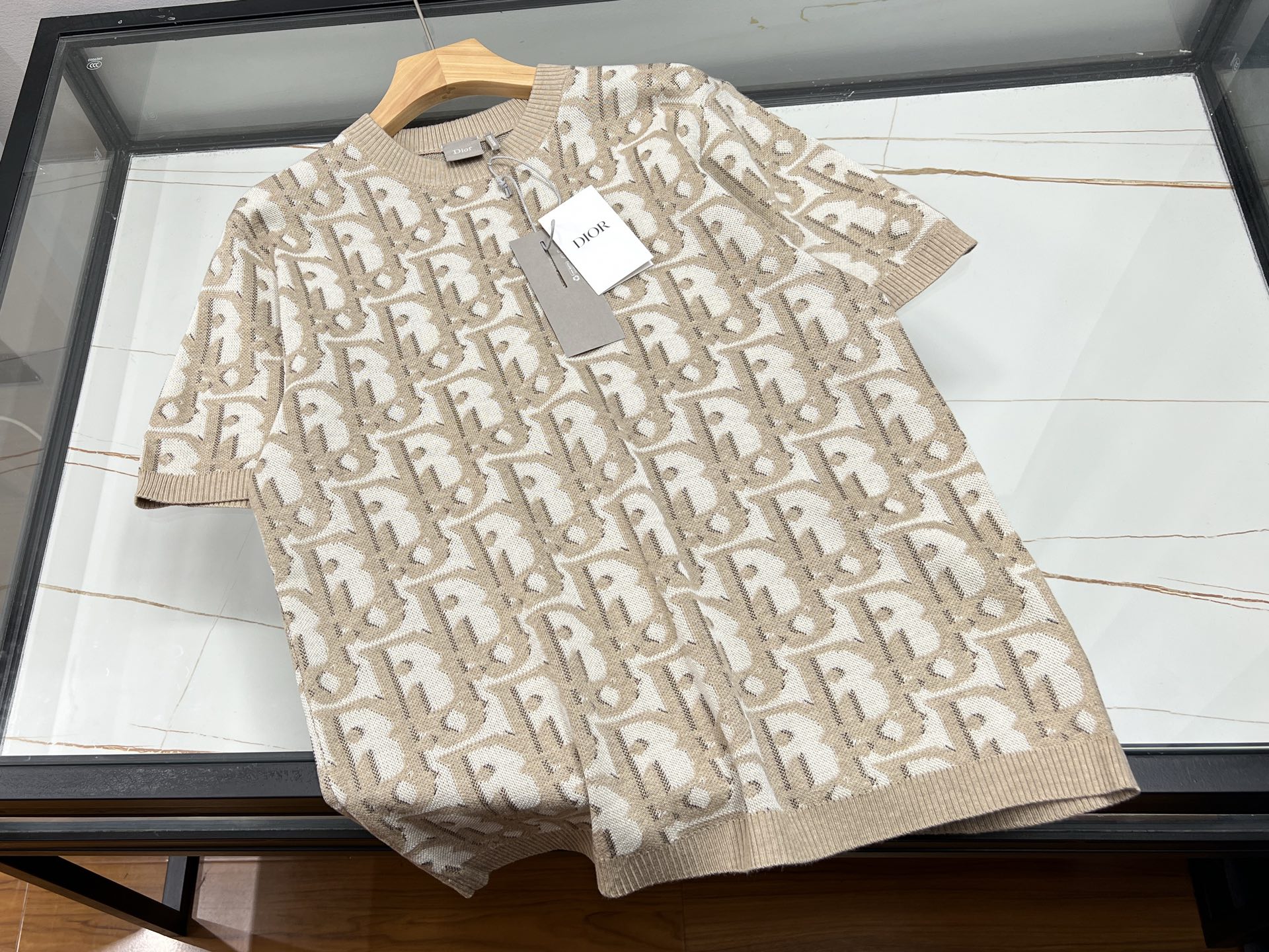 NO:820449,-26SS - Letter jacquard casual knitted short sleeves, a fashion item not to be missed this summer!  Made of fine knitted fabric, it feels soft and skin-friendly, has good breathability, and can be worn freely. The unique letter jacquard craftsmanship cleverly integrates trend elements, adding personality highlights to simple short sleeves and highlighting unique taste. The classic short-sleeved design is suitable for all kinds of body shapes, whether worn alone or layered. It is casual and casual when paired with jeans; youthful and sweet with short skirts. Whether it is for daily outings, friends gatherings or leisure vacations, it can make you easily become the center of attention and embrace the beautiful summer time with a fashionable attitude.  Off-white S-XL, Dior-clothing, dior, skirts, jeans, T-shirt, ready for sale19860909-26SS——字母提花休闲针织短袖,是今夏不可错过的时尚单品！其以细腻针织面料打造,触感柔软亲肤,透气性佳,穿着自在无拘.独特的字母提花工艺,将潮流元素巧妙融入,为简约短袖增添个性亮点,彰显独特品味.经典短袖设计,适配各种身材,无论是单穿还是叠搭都超有范儿.搭配牛仔裤,休闲随性；配短裙,青春甜美.无论是日常出街、朋友聚会还是休闲度假,它都能让你轻松成为焦点,以时尚姿态拥抱夏日美好时光. 现货发售米白S-XL,迪奥-服装,dior,skirts,jeans,T-shirt,,Women's clothing
