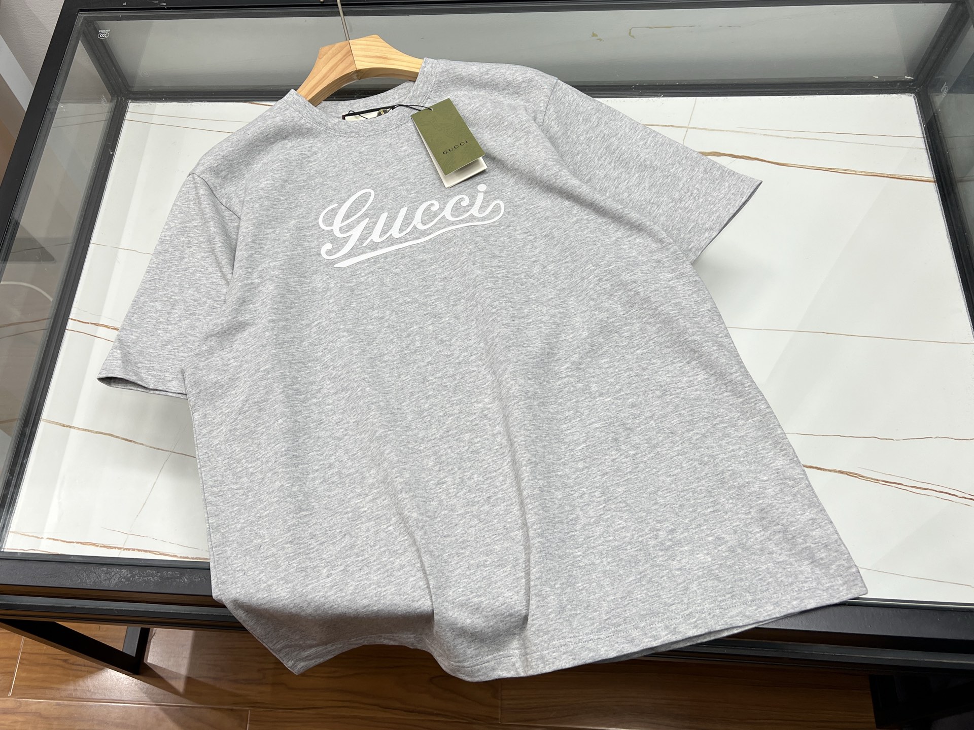 NO:820549,-26SS - The perfect fusion of fashion and comfort with jacquard letter casual short sleeves. This jacquard letter casual short sleeve is a must-have item for the summer wardrobe. Its unique jacquard craftsmanship makes the letter pattern three-dimensional and rich in texture, showing personality in simplicity and easily breaking the monotony.  The fabric is made of high-quality cotton that is skin-friendly and breathable. It is soft and comfortable to wear next to the body, absorbs sweat and is dry, so you can stay comfortable even in the hot summer. The loose fit is not flattering on your body shape, so there is no pressure whether you wear it alone or as an inner layer. You can easily create different fashion styles when paired with jeans, shorts or skirts. Whether it is for daily outings, friends gatherings or leisure vacations, it can make you stand out from the crowd and become the focus. Wear it and start a comfortable and fashionable summer journey!  Ready for sale gray XS-S-M-L, Gucci-clothing, gucci, skirts, shorts, jeans, T-shirt,19860909-26SS——提花字母休闲短袖时尚与舒适的完美融合 这款提花字母休闲短袖,是夏日衣橱的必备单品.其独特的提花工艺,让字母图案立体且富有质感,在简约中彰显个性,轻松打破单调. 面料选用亲肤透气的优质棉,贴身穿着柔软舒适,吸汗又干爽,即便在炎炎夏日也能保持自在.宽松的版型不挑身材,无论是单穿还是内搭都毫无压力,搭配牛仔裤、短裤或裙子,都能轻松打造出不同的时尚风格. 无论是日常出街、朋友聚会还是休闲度假,它都能让你在人群中脱颖而出,成为焦点.穿上它,开启一场舒适又时尚的夏日之旅！ 现货发售灰色XS-S-M-L,古驰-服装,gucci,skirts,shorts,jeans,T-shirt,,Women's clothing