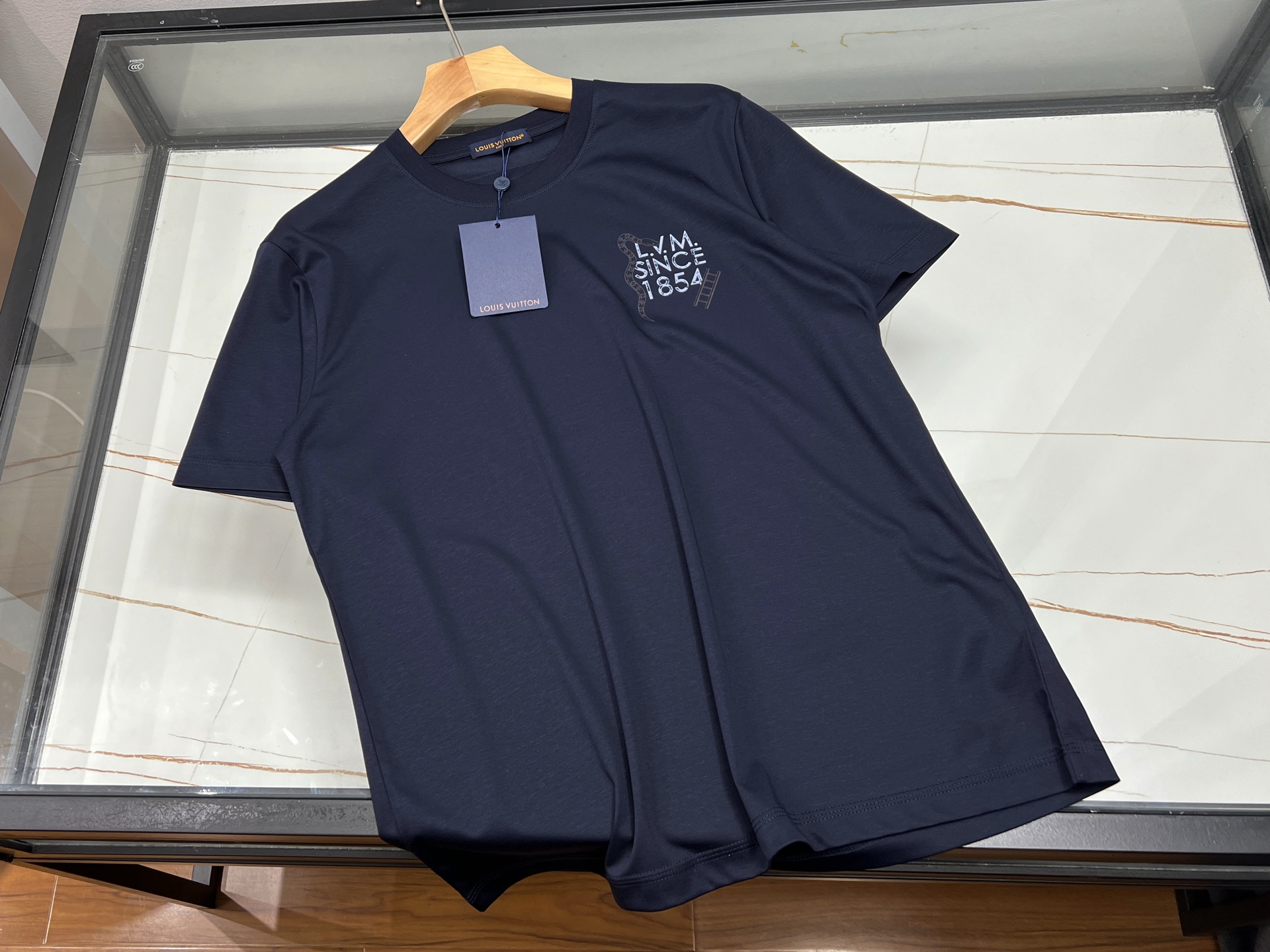 NO:820545,-26SS - Liquid ammonia short sleeves with letters on the chest are made of liquid ammonia cotton as the core fabric. The liquid ammonia treatment process gives the fabric a silky soft touch and high-grade luster, while improving wrinkle resistance and durability. It is not easy to deform after long-term wear. It has excellent breathability and fine fiber structure  It can quickly wick away sweat and keep the skin dry, making it suitable for summer wear. The letters on the chest are designed using environmentally friendly reactive printing and dyeing technology. They are brightly colored and not easy to fade when washed. They provide a variety of style options, such as literary phrases, trendy slogans or interesting abbreviations, to meet the needs of personalized expression.  This short-sleeve support customization service, you can print your name, birthday or special symbols on the chest to create an exclusive fashion item, suitable for couples, girlfriends or team uniforms. The simple version with letter printing is versatile and fashionable. It can be paired with denim shorts, overalls or thin knitted cardigans, and can easily be used in daily travel, sports and fitness or date parties and other occasions. Available in stock in blue XS-XL, Louis Vuitton-clothing, louis vuitton, shorts, T-shirt,19860909-26SS——胸前字母液氨短袖以液氨棉为核心面料,通过液氨处理工艺赋予面料如丝绸般的柔软触感与高级光泽,同时提升抗皱性与耐用性,久穿不易变形.其透气性极佳,细密纤维结构可快速排汗,保持肌肤干爽,适合夏日穿着.胸前字母设计采用环保活性印染工艺,色彩鲜艳且水洗不易褪色,提供多种风格选择,如文艺短句、潮流标语或趣味缩写,满足个性化表达需求. 该短袖支持定制服务,可将名字、生日或特殊符号印于胸前,打造专属时尚单品,适用于情侣装、闺蜜装或团队统一着装.简约版型搭配字母印花,百搭又时尚,可搭配牛仔短裤、工装裤或薄款针织开衫,轻松驾驭日常出行、运动健身或约会聚会等多种场合. 现货发售蓝色XS-XL,路易威登-服装,louis vuitton,shorts,T-shirt,,Women's clothing
