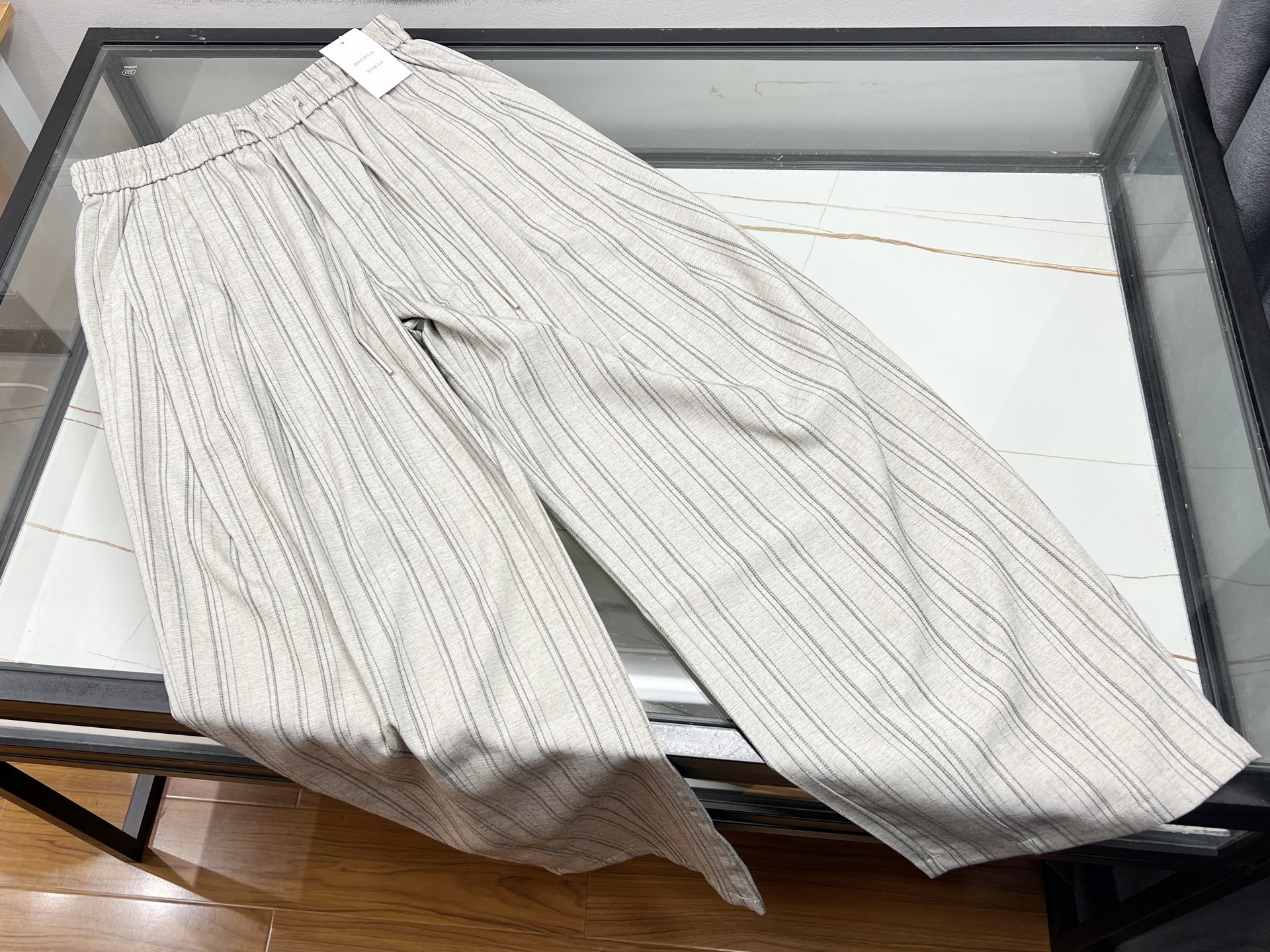 NO:820553,-26SS————Striped cool pants unlock a new summer casual style. When comfort and fashion collide, striped cool casual pants become the C-position of this summer’s wardrobe!  The contrasting stripe design on the side is the finishing touch, instantly breaking the boring feeling of the basic style, visually elongating the leg lines, and making the pear-shaped or H-shaped body look like you have long legs. The high-waisted A-line version cleverly hides the fleshy waist and abdomen, and the nine-point flared cut reveals slender ankles, quietly achieving the magical effect of increasing your height by 5cm.  Made of black technology ice oxygen bar fabric, it feels as soft and breathable as clouds. It can keep you dry even in rainy days, as if you have the air conditioner tied to your legs. The high elastic material gives the soul of three-dimensional tailoring, which makes it wrinkle-free for long periods of time and unrestricted during exercise. It can be seamlessly switched from morning yoga to afternoon tea party. The detachable strap design unlocks the one-pants and two-wear mode. When paired with a sweatshirt, it will give you a lazy boyish look. When layered with shirts, you can instantly become an urban elite. It is a treasure item for commuting and dating.  The embroidered badge on the back pocket hides a high-end texture, and the three-proof function (waterproof, stain-resistant, and iron-free) is good news for working people. The workwear-style multi-bag design even eliminates the need for bags. Whether it is basic black, white, gray or macaron colors, different styles can be interpreted through striped elements. This summer, let coolness and fashion accompany you!  Available in two colors XS-L, Bottega Veneta, hoodie, sweatshirts, shirts,19860909-26SS———条纹清凉裤解锁夏日休闲新风尚 当舒适与潮流碰撞,条纹清凉休闲裤成为今夏衣橱的C位担当！侧边撞色条纹设计堪称心机点睛之笔,瞬间打破基础款的沉闷感,视觉上拉长腿部线条,梨形或H型身材都能穿出大长腿既视感.高腰A字版型巧妙隐藏腰腹肉肉,九分微喇剪裁露出纤细脚踝,悄悄实现增高5cm的魔法效果. 采用黑科技冰氧吧面料,触感如云朵般绵软透气,暴雨天也能保持干爽体感,仿佛把空调绑在腿上.高弹力材质赋予立体剪裁灵魂,久坐不皱、运动无束缚,从晨间瑜伽到下午茶聚会无缝切换.可拆卸背带设计解锁一裤两穿模式,搭配卫衣是慵懒少年感,叠穿衬衫秒变都市精英,通勤约会双杀的宝藏单品非它莫属. 后口袋刺绣徽章暗藏高级质感,三防功能（防水抗污免烫）堪称打工人福音,工装风多袋设计连包包都省了.无论是基础黑白灰还是马卡龙色系,都能通过条纹元素演绎出不同风格,这个夏天,让清凉与时尚随行！ 现货发售二色XS-L,葆蝶家-服装,bottega veneta,hoodie,sweatshirts,shirts,,Women's clothing