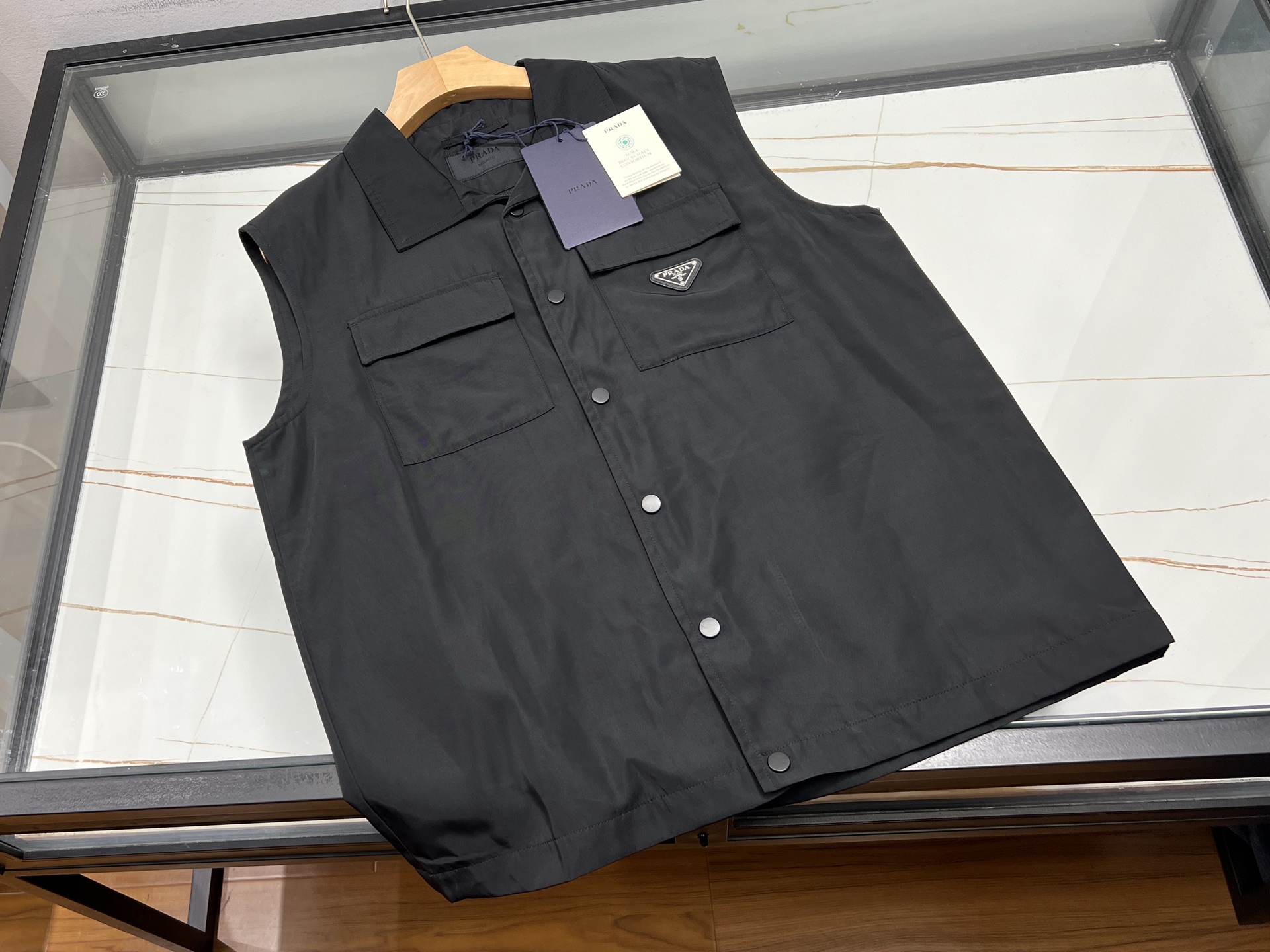 NO:820897,-26SS——Fashionable and casual short-sleeved vest, unlocking new inspiration for summer wear. Summer is hot. Do you want to dress fashionably and easily? 这款短袖马甲绝对是你的不二之选！  It outlines a fashionable silhouette with a simple design, without complicated decoration, but shows its unique taste with its neat lines. The short-sleeved design is cool and breathable, getting rid of the constraints of long sleeves and allowing freedom of movement. The vest has a crisp shape and cleverly modifies the body shape. Whether it is paired with a simple T-shirt to create a casual style, or layered with shirts to create a layered look, it can be easily controlled. The fabric is soft and skin-friendly, making it comfortable and burdenless to wear.  There are rich color choices, classic black and white are versatile, and bright colors can instantly brighten your look. Whether it is daily outings, friends gatherings or outdoor trips, it can make you stand out from the crowd, become the focus of fashion, and easily interpret simple and advanced casual fashion. Black S-M-L-XL, Prada-clothing, prada, shirts, T-shirts, tees, t-shirts, are available for sale now.19860909-26SS——时尚休闲短袖马甲,解锁夏日穿搭新灵感 夏日炎炎,想要穿得时尚又轻松？这款短袖马甲绝对是你的不二之选！它以简约设计勾勒出时尚轮廓,没有繁复装饰,却凭借利落线条彰显独特品味. 短袖设计清凉透气,摆脱长袖束缚,活动自如.马甲版型挺括,巧妙修饰身形,无论是搭配简约T恤打造休闲风,还是叠穿衬衫营造层次感,都能轻松驾驭.面料亲肤柔软,穿着舒适无负担. 颜色选择丰富,经典黑白百搭不出错,亮色系则能瞬间点亮造型.无论是日常出街、朋友聚会还是户外旅行,它都能让你在人群中脱颖而出,成为时尚焦点,轻松演绎简单又高级的休闲时尚. 　现货发售黑色S-M-L-XL,普拉达-服装,prada,shirts,T-shirt,tees，t-shirt,,Women's clothing