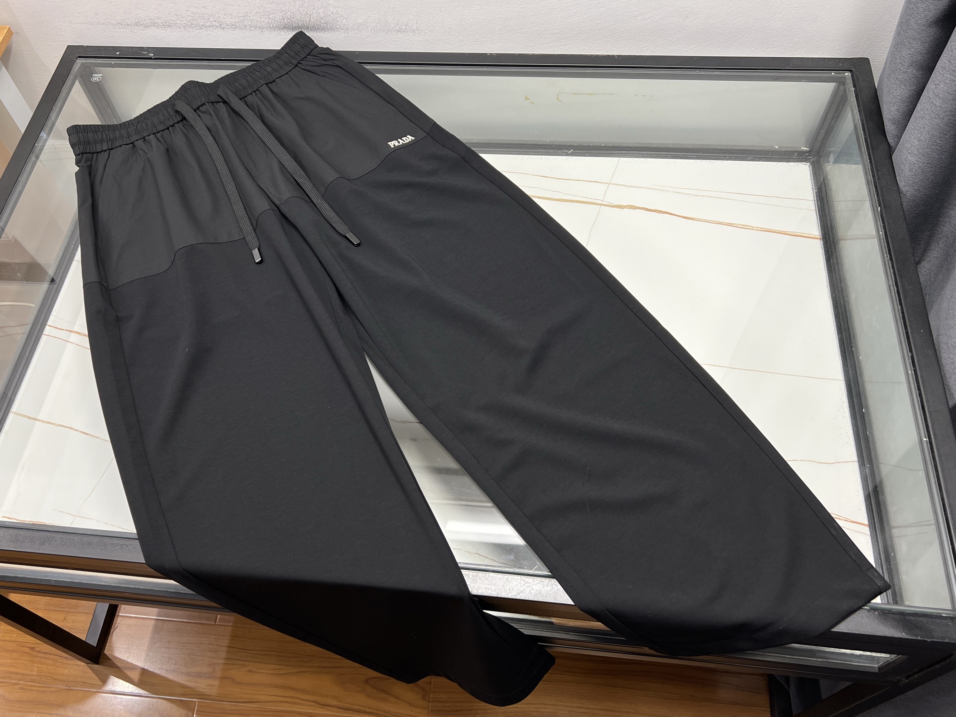 NO:820887,-26SS——Fashionable and casual loose trousers, unlock new styles of freedom. Fashionable and casual loose trousers can be called a fashion treasure for walking!  Three-dimensional tailoring outlines the perfect leg shape, high-elastic fabric from morning to night 0  It is restrained, and the elastic band on the back hides the flesh, making it very friendly to obese celebrities. The mid-high waistline is visually enhanced, and the nine-point length exposes the ankles. It looks great with leather shoes and sports shoes. It is available in three colors, suitable for all seasons, anti-wrinkle and does not need ironing, and it is also straight when traveling. The multi-pocket design is considerate and practical, and the drapey texture brings wind when walking. Whether it is commuting, leisure or at home, it can be easily adapted, making you comfortable and fashionable, and easily become the focus of the street!  Ready for sale black XS-L, Prada-clothing, prada, sneakers,19860909-26SS——时尚休闲宽松裤装,解锁自在新风尚 时尚休闲宽松裤装,堪称行走的时尚宝藏！立体剪裁勾勒完美腿型,高弹面料从早到晚 0 束缚,后腰松紧带藏肉显瘦,对微胖星人超友好.中高腰线视觉增高,九分长度露脚踝,搭配皮鞋、运动鞋都超飒.三色可选,承包四季穿搭,抗皱免烫,出差也笔挺.多口袋设计贴心实用,垂坠质感走路带风.无论是通勤、休闲还是居家,它都能轻松适配,让你自在又时髦,轻松成为街头焦点！ 现货发售黑色XS-L,普拉达-服装,prada,sneakers,,Women's clothing