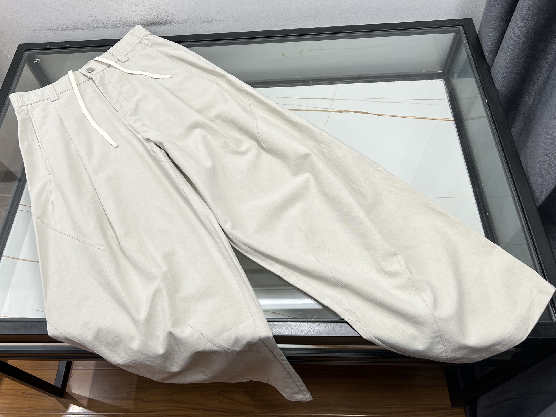 NO:820877,-26SS————Slim wide-leg jeans combine customized natural breathability with the fashionable fit of wide-leg pants, making them a popular item in summer. Made of hemp or linen blended material, they have excellent moisture-absorbing and sweat-wicking properties and can stay dry and comfortable even in high temperatures. The wide-leg design is loose and not tight, making it perfect  It hides leg flesh beautifully and is suitable for various leg types. At the same time, the straight and stylish drape lengthens the leg lines, making you look taller and slimmer. Paired with a simple T-shirt or an elegant shirt, it can easily handle various occasions such as daily leisure and commuting to work. In addition, the linen material is easy to clean and maintain and is not easy to wrinkle, making it an ideal choice for busy urban women.  Available now in apricot color XS-S-M-L, Bottega Veneta-clothing,bottega veneta,jeans,shirts,tees,t-shirt,19860909-26SS————麻僵阔腿牛仔裤融合了定制的天然透气性与阔腿裤的时尚版型,成为夏季的热门单品.其采用汉麻或亚麻混纺材质,具有出色的吸湿排汗功能,即使在高温下也能保持干爽舒适.阔腿设计宽松不紧身,能够完美隐藏腿部肉肉,适合各种腿型,同时笔直有型的垂顺感拉长腿部线条,显高又显瘦.搭配简约T恤或优雅衬衫,轻松驾驭日常休闲与通勤办公等多种场合.此外,麻料材质清洗保养简单,不易褶皱,是忙碌都市女性的理想选择. 现货发售杏色XS-S-M-L,葆蝶家-服装,bottega veneta,jeans,shirts,tees，t-shirt,,Women's clothing