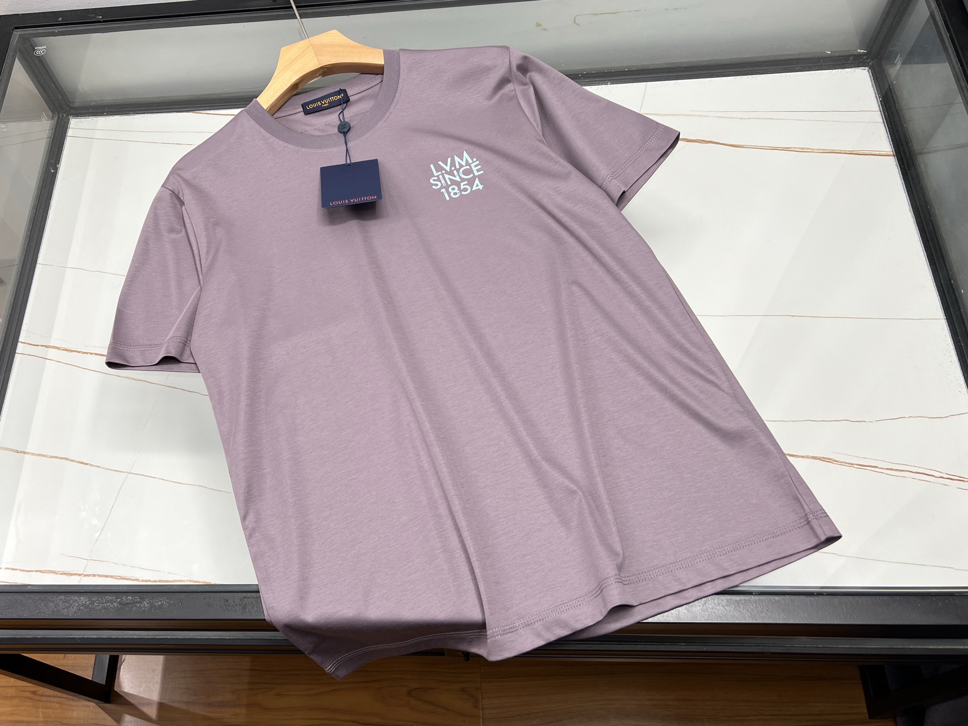 NO:820867,-26SS - Liquid ammonia short sleeves with letters on the chest are made of liquid ammonia cotton as the core fabric. The liquid ammonia treatment process gives the fabric a silky soft touch and high-grade luster, while improving wrinkle resistance and durability. It is not easy to deform after long-term wear. It has excellent breathability and fine fiber structure  It can quickly wick away sweat and keep the skin dry, making it suitable for summer wear. The letters on the chest are designed using environmentally friendly reactive printing and dyeing technology. They are brightly colored and not easy to fade when washed. They provide a variety of style options, such as literary phrases, trendy slogans or interesting abbreviations, to meet the needs of personalized expression.  This short-sleeve support customization service, you can print your name, birthday or special symbols on the chest to create an exclusive fashion item, suitable for couples, girlfriends or team uniforms. The simple version with letter printing is versatile and fashionable. It can be paired with denim shorts, overalls or thin knitted cardigans, and can easily be used in daily travel, sports and fitness or date parties and other occasions. Available in stock purple XS-XL, Louis Vuitton-clothing, louis vuitton, shorts, T-shirt,19860909-26SS——胸前字母液氨短袖以液氨棉为核心面料,通过液氨处理工艺赋予面料如丝绸般的柔软触感与高级光泽,同时提升抗皱性与耐用性,久穿不易变形.其透气性极佳,细密纤维结构可快速排汗,保持肌肤干爽,适合夏日穿着.胸前字母设计采用环保活性印染工艺,色彩鲜艳且水洗不易褪色,提供多种风格选择,如文艺短句、潮流标语或趣味缩写,满足个性化表达需求. 该短袖支持定制服务,可将名字、生日或特殊符号印于胸前,打造专属时尚单品,适用于情侣装、闺蜜装或团队统一着装.简约版型搭配字母印花,百搭又时尚,可搭配牛仔短裤、工装裤或薄款针织开衫,轻松驾驭日常出行、运动健身或约会聚会等多种场合. 现货发售紫色XS-XL,路易威登-服装,louis vuitton,shorts,T-shirt,,Women's clothing