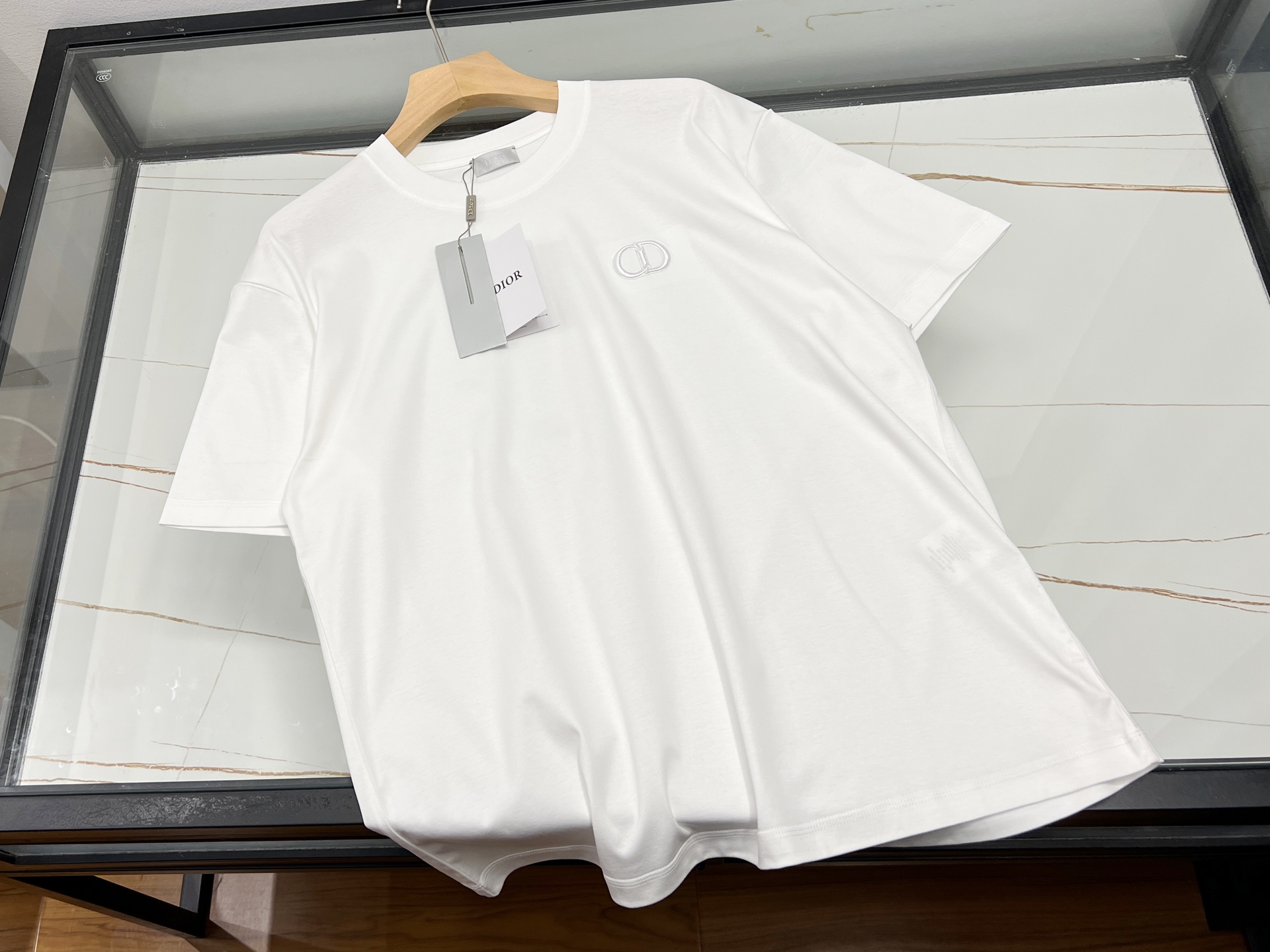 NO:820857,-25SS——Letter fashion casual short-sleeve is an indispensable and versatile item in the summer wardrobe. It features simple letter printing and cleverly combines trend elements with daily casual styles to easily create a casual yet personalized outfit. Selected high-quality cotton fabric is soft and skin-friendly, breathable and sweat-absorbent, comfortable to wear, and can keep you cool even in the hot summer. Loose version  The stylish design doesn't matter your figure. Whether you wear it alone or inside, it can show a casual and free temperament. The letter print can be simple and elegant, or playful and cute, adding a touch of highlights to the overall look. Whether it is paired with jeans, shorts or a skirt, it can be easily worn and is suitable for shopping, dating, travel and other occasions. It can make you stand out from the crowd and show your fashionable and casual style.  Available now in two colors XS-S-M-L, Dior-clothing, dior, skirts, shorts, jeans, T-shirt,19860909-25SS———字母时尚休闲短袖,是夏日衣橱里不可或缺的百搭单品.它以简约字母印花为亮点,巧妙融合潮流元素与日常休闲风格,轻松打造随性又不失个性的穿搭.精选优质棉质面料,柔软亲肤,透气吸汗,穿着舒适自在,即使炎炎夏日也能保持清爽.宽松版型设计,不挑身材,无论是单穿还是内搭,都能展现随性洒脱的气质.字母印花或简约大气,或俏皮可爱,为整体造型增添一抹亮点.无论是搭配牛仔裤、短裤还是半身裙,都能轻松驾驭,适合逛街、约会、旅行等多种场合,让你在人群中脱颖而出,尽显时尚休闲风范. 现货发售二色XS-S-M-L,迪奥-服装,dior,skirts,shorts,jeans,T-shirt,,Women's clothing