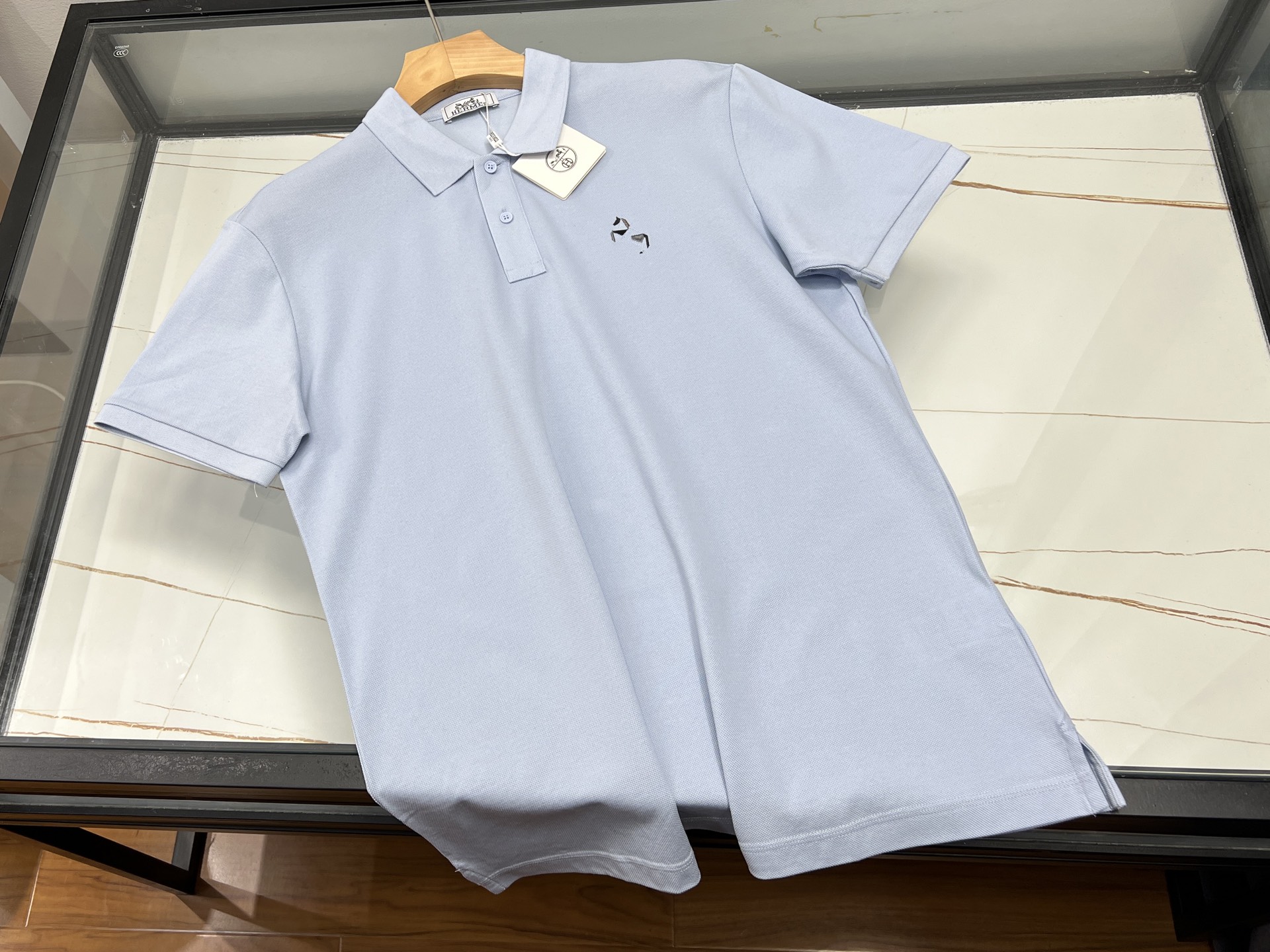 NO:820835,-26SS - Alphabet Fashion Zhudi Casual Short Sleeves, Unlocking the Code of Summer Trends This Alphabet Fashion Zhudi Casual Short Sleeves can be called a treasure item in the summer wardrobe. Its unique letter element design is simple yet individual, instantly breaking the monotony, injecting a fashionable soul into the overall look, and easily highlighting the wearer's unique taste.  The use of Zhudi material makes the short sleeves full of texture, soft and smooth to the touch, and extremely comfortable to wear next to the body. The casual version is not flattering on the body shape, and can be perfectly suitable for daily outings, sports and fitness, or gatherings with friends. Paired with jeans, you will feel youthful and energetic; paired with shorts, you will feel refreshing and comfortable in summer. With it, you can easily stand out from the crowd and become the focus of fashion. This summer, rely on it to create your own trendy style!  Ready for sale blue XS-XL, Hermès-clothing, hermes, shorts, jeans, T-shirt,19860909-26SS——字母时尚珠迪休闲短袖,解锁夏日潮流密码 这款字母时尚珠迪休闲短袖,堪称夏日衣橱的宝藏单品.其独特的字母元素设计,简约又不失个性,瞬间打破单调,为整体造型注入时尚灵魂,轻松彰显穿着者的独特品味. 珠迪材质的运用,让短袖质感满满,触感柔软顺滑,贴身穿着舒适无比.休闲的版型不挑身材,无论是日常出街、运动健身还是朋友聚会,都能完美适配.搭配牛仔裤,青春活力感扑面而来；配短裤,尽显夏日清爽自在.有了它,轻松在人群中脱颖而出,成为时尚焦点,这个夏天,就靠它来打造专属的潮流风格！ 现货发售蓝色XS-XL,爱马仕-服装,hermes,shorts,jeans,T-shirt,,Women's clothing