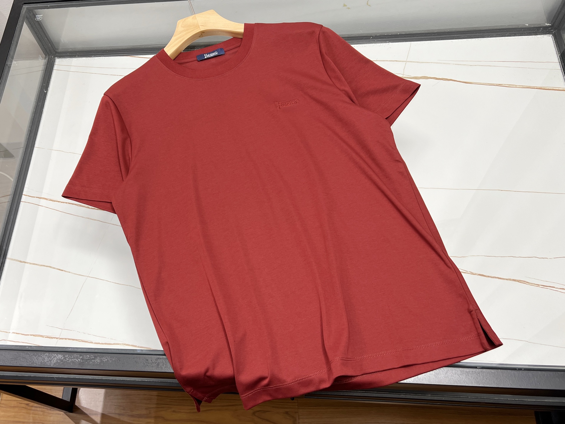 NO:821109,-26SS——Herno letter embroidered casual mercerized short sleeves, unlocking a new fashion code. This short sleeves perfectly combines leisure and high-end, and is a must-have for fashionistas’ wardrobes. Selected mercerized fabrics are soft and silky to the touch. When worn next to the body, it feels like being embraced by clouds. It has excellent breathability, making it refreshing and not stuffy to wear in summer.  The exquisite letter embroidery on the chest is the finishing touch. It is delicately outlined stitch by stitch, and is full of three-dimensionality, highlighting unique taste and personality attitude. The simple yet stylish design can be easily worn whether paired with jeans for a casual style, or with trousers for a business casual style. It is not only a short-sleeved piece, but also a symbol of fashion attitude, allowing you to stand out from the crowd, become the focus of the street, and start your own high-end fashion journey. Available now in eight colors M-XXXL, men's clothing, jeans, T-shirt,19860909-26SS———herno字母刺绣休闲丝光短袖,解锁时尚新密码 这款短袖,将休闲与高端完美融合,是时尚达人的衣橱必备.精选丝光面料,触感柔软丝滑,贴身穿着仿若被云朵轻拥,透气性绝佳,夏日穿着清爽不闷热. 胸前精致的字母刺绣是点睛之笔,一针一线细腻勾勒,立体感十足,彰显独特品味与个性态度.简约而不失格调的设计,无论是搭配牛仔裤展现随性洒脱,还是配西裤打造商务休闲风,都能轻松驾驭.它不仅仅是一件短袖,更是时尚态度的象征,让你在人群中脱颖而出,成为街头焦点,开启属于你的高端时尚之旅. 现货发售八色M-XXXL,男装,jeans,T-shirt,,Women's clothing