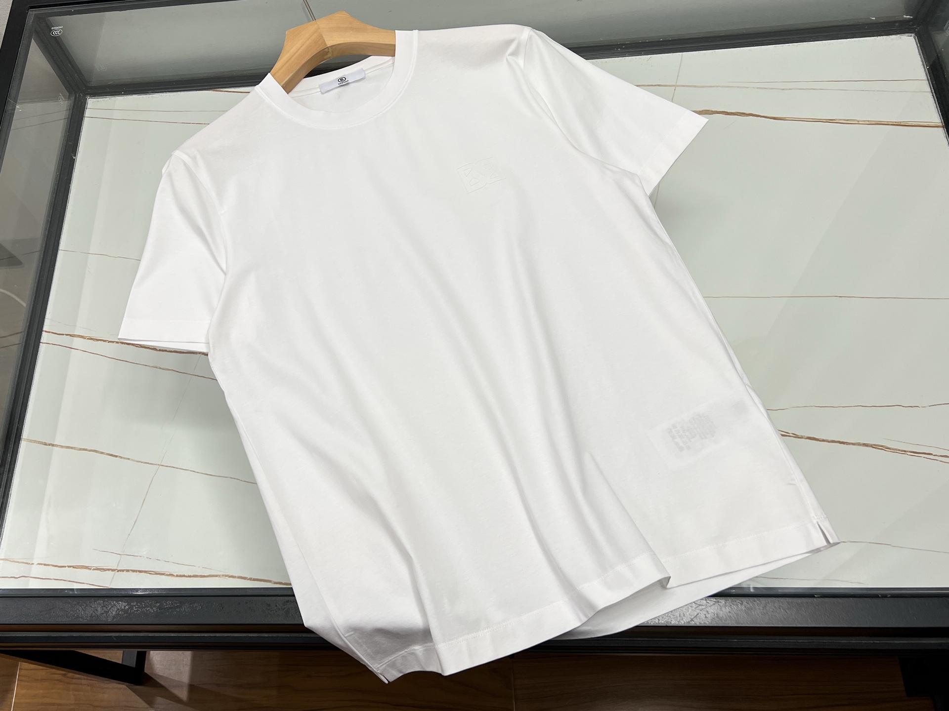 NO:821103,- BOGNER letter-embossed high-end mercerized short-sleeves are an 'invisible high-gloss item' for summer wear. Made of liquid ammonia antibacterial mercerized cotton fabric, the surface is treated with a special process to give it a silky luster. It feels slightly cool and smooth, and has excellent breathability. It can still stay dry and not cling to the back even under high temperatures of 40°C. It is slim-cut and precisely positioned at the shoulder line, with micro-elastic fabric, allowing you to lift your hands and ride without restraint.  The neckline is still crisp and does not deform after five times of machine washing. The lettering is embossed with distressed ink technology. It looks low-key like a plain color from a distance, but has a gray-blue shimmer when viewed up close. The micro-embellished design on the cuffs and hem not only avoids the stiffness of cheap offset printing, but also enhances the sophistication of the shape through the light and shadow layers. Whether it is paired with jeans for a street feel or layered with a suit jacket, it can be easily matched.  Available now in four colors M-XXXL, men's clothing, jeans, jackets & coats, T-shirt, business suit,19860909-BOGNER字母压花高端丝光短袖是夏日穿搭的“隐形高光单品”.采用液氨抗菌丝光棉面料,经特殊工艺处理后表面泛着丝绸般的光泽,触感微凉顺滑,透气性极佳,40℃高温下暴走仍能保持干爽不贴背.修身剪裁精准卡位肩线,搭配微弹面料,抬手、骑车无束缚感,机洗五次后领口依旧挺括不变形.字母压花采用做旧油墨工艺,远看低调如素色,近看则泛出灰蓝细闪,袖口与下摆的微型点缀设计,既避免廉价胶印的僵硬感,又通过光影层次提升造型精致度.无论是搭配牛仔裤的街头感,还是叠穿西装外套的混搭风,都能轻松驾驭. 现货发售四色M-XXXL,男装,jeans,jackets & coats,T-shirt,business suit,,Women's clothing