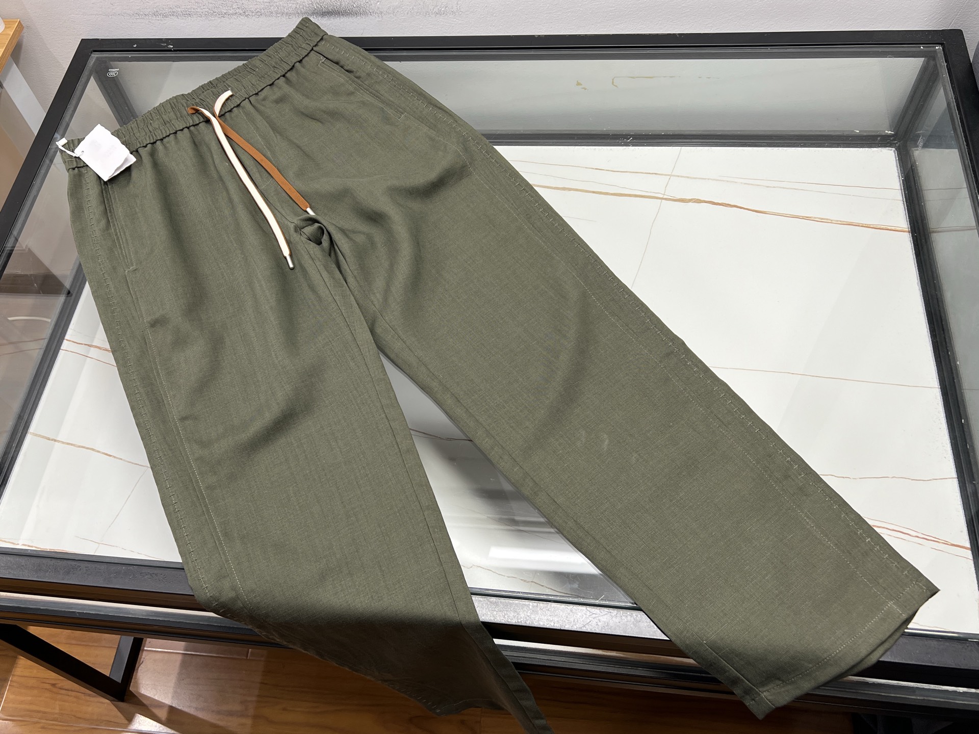 NO:821541,-26SS - Side-seam old-money trousers are a popular fashion item at the moment. Their design is simple yet high-end. The use of side seams cleverly modifies the leg shape, making the leg lines more slender and straight. The fabric is mostly made of a blend of lyocell and cotton, which not only ensures skin-friendly breathability, but also gives the trousers a comfortable feel.  The trousers have a drapey and elegant texture. The trousers are loose and moderate, cover the flesh and look slimming, and are tolerant to various leg types. Whether paired with a slim-fitting top or a loose jacket, it can easily control a variety of styles and is suitable for commuting, leisure and other occasions. It is an ideal choice for consumers who pursue comfort and fashion.  Spot sale, two colors 31-32-33-34-35-36, men's clothing, jackets & coats,19860909-26SS——侧缝线老钱裤是当下流行的时尚单品,其设计简约而不失高级感,侧缝线的运用巧妙修饰腿型,使腿部线条更显修长笔直.面料上,多采用莱赛尔与棉的混纺,既保证了亲肤透气性,又赋予了裤子垂坠飘逸的质感.裤型宽松适度,遮肉显瘦,对各种腿型包容性强.无论是搭配修身短上衣还是宽松外套,都能轻松驾驭多种风格,适合通勤、休闲等多种场合,是追求舒适与时尚并存的消费者的理想选择. 现货发售二色31-32-33-34-35-36,男装,jackets & coats,,Women's clothing