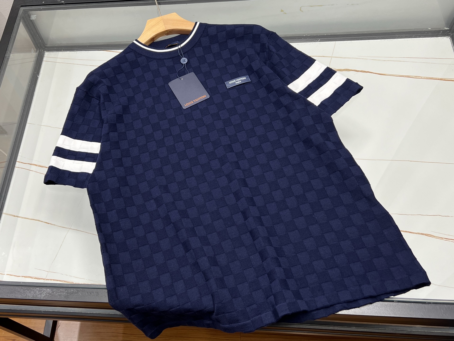 NO:821559,-26SS - Letter jacquard knitted casual short sleeves, interpreting fashion attitude with unique design. Selected high-quality knitted fabrics, soft and skin-friendly, with good breathability, comfortable and unrestricted to wear. The short-sleeved version is neat and refreshing, suitable for many occasions. The highlight is the exquisite letter jacquard craftsmanship on the chest, which has a strong three-dimensional effect and adds trend to the whole  It has trendy elements and breaks the monotony. It is simple yet individual. Whether it is worn with jeans for a casual look or with casual shorts for a refreshing summer feel, it can be easily worn. It is not only a versatile item for daily travel, but also a fashion tool that shows your personal style, making you stand out from the crowd and show your unique charm.  Ready for sale in two colors S-XL, Louis Vuitton-clothing, louis vuitton, shorts, jeans, T-shirt,19860909-26SS——字母提花针织休闲短袖,以独特设计诠释时尚态度.精选优质针织面料,柔软亲肤且透气性佳,穿着舒适自在无拘束.短袖版型利落清爽,适合多种场合.其亮点在于胸前精致的字母提花工艺,立体感强,为整体增添潮流元素,打破单调感.简约而不失个性,无论是搭配牛仔裤展现休闲随性,还是与休闲短裤组合营造夏日清爽感,都能轻松驾驭.它不仅是日常出行的百搭单品,更是彰显个人风格的时尚利器,让你在人群中脱颖而出,尽显独特魅力. 现货发售二色S-XL,路易威登-服装,louis vuitton,shorts,jeans,T-shirt,,Women's clothing