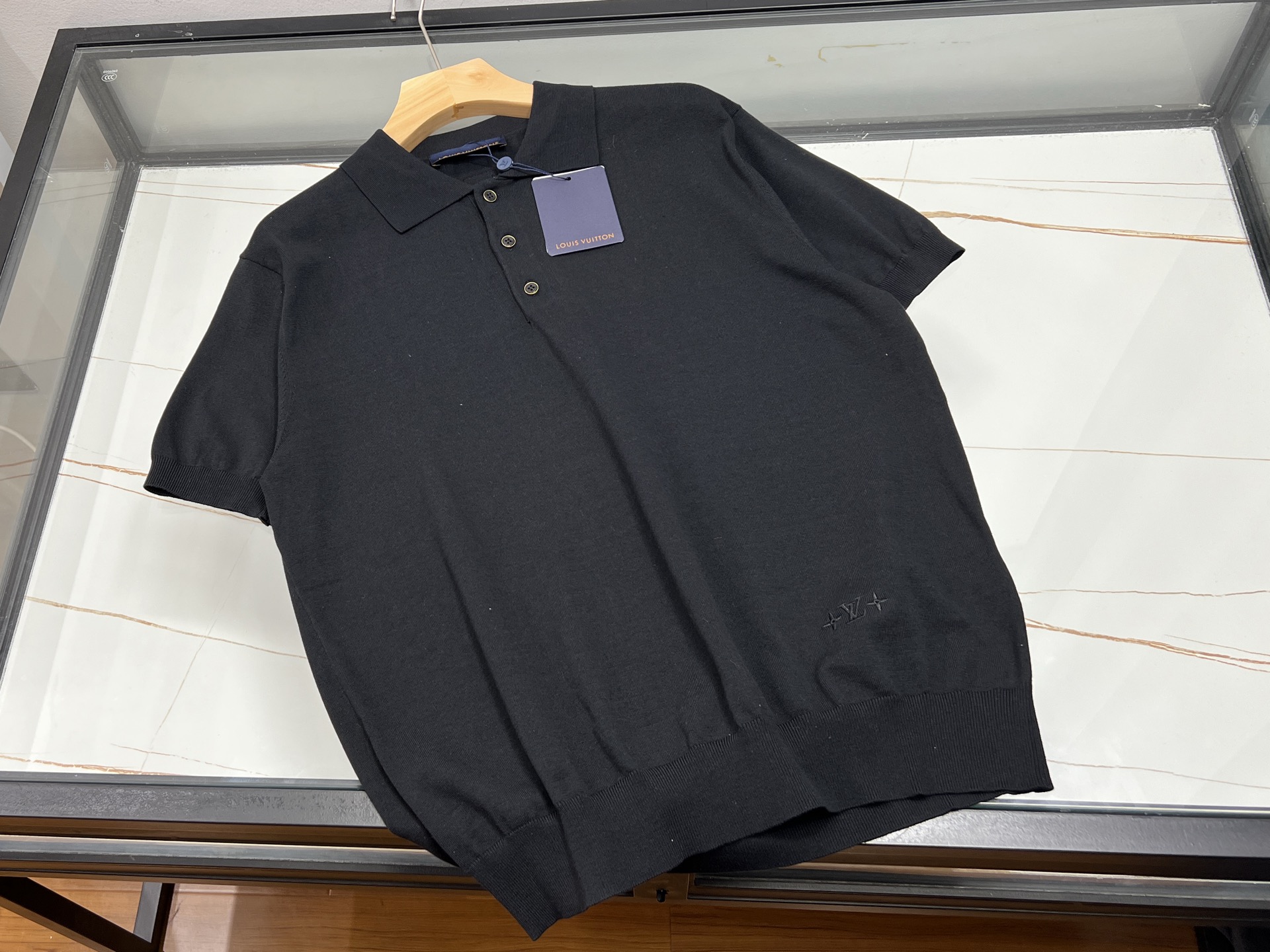 NO:821571,-26SS——Jacquard knitted casual short sleeves with letters on the hem, which perfectly blends fashion and personality. Selected high-quality knitted fabrics are soft and skin-friendly, comfortable to wear, and have good breathability. They can stay dry even in hot summers. The short-sleeved design is refreshing and neat, suitable for various occasions. The unique jacquard lettering process on the hem adds trend and brightness to the whole  It breaks the monotony and highlights your unique taste. The simple but design-friendly version can be easily matched with all kinds of bottoms, whether jeans or casual pants, showing a casual and casual style. Whether it is a daily outing or a gathering with friends, this jacquard knitted casual short-sleeved shirt with letter hem is your ideal choice, allowing you to easily become the center of attention.  Three colors S-XL, Louis Vuitton-clothing, Louis Vuitton, jeans, T-shirt, available for sale now.19860909-26SS——下摆字母提花针织休闲短袖,将时尚与个性完美融合.精选优质针织面料,柔软亲肤,穿着舒适自在,透气性佳,即使在炎热夏日也能保持干爽.短袖设计,清爽利落,适合多种场合穿着.独特的下摆字母提花工艺,为整体增添潮流亮点,打破单调,彰显独特品味.简约而不失设计感的版型,能够轻松搭配各类下装,无论是牛仔裤还是休闲裤,都能展现出随性自在的休闲风格.无论是日常出街还是朋友聚会,这件下摆字母提花针织休闲短袖都是你的理想之选,让你轻松成为焦点. 现货发售三色S-XL,路易威登-服装,louis vuitton,jeans,T-shirt,,Women's clothing
