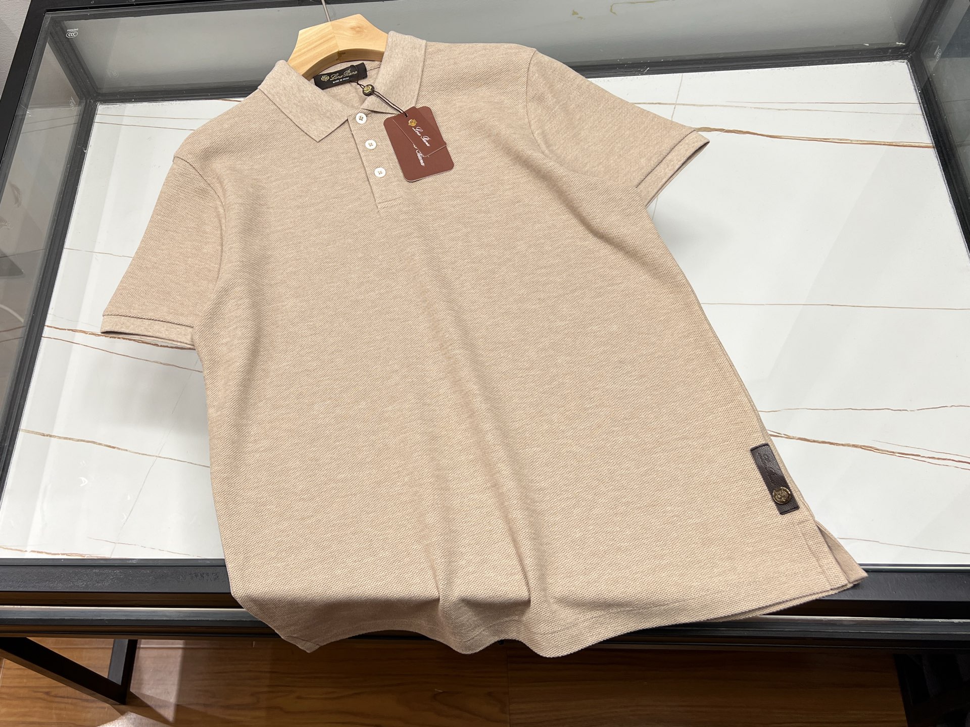 NO:822132,-26SS——Simple and fashionable, the new favorite of business - short sleeves with leather hem. This business short sleeve interprets the fashion attitude with a simple design. The overall lines are neat and smooth, without too many complicated decorations, but it stands out with its unique leather hem design. The delicate leather and soft fabrics are cleverly spliced, combining hardness and softness, breaking the dullness of traditional business attire, and injecting personality and vitality into workplace wear.  The fabric is made of high-quality skin-friendly materials, which has good breathability and is refreshing and not stuffy to wear in summer. The fit-fitting version can well modify the body shape and show a man's sophistication and confidence. Whether worn with suit pants to attend formal meetings or casual pants for daily business activities, it can easily do the job, allowing you to maintain a professional image in business situations while demonstrating unique taste. It is an indispensable fashion item in the wardrobe of men in the workplace. Available now in four colors M-XXXL, men's clothing, T-shirt, business suit,19860909-26SS———简单时尚,商务新宠——下摆拼皮短袖 这款商务短袖,以简约设计诠释时尚态度.整体线条利落流畅,没有过多繁杂装饰,却凭借独特下摆拼皮设计脱颖而出.细腻皮革与柔软面料巧妙拼接,刚柔并济,打破传统商务装的沉闷感,为职场穿搭注入个性活力. 面料选用优质亲肤材质,透气性佳,夏日穿着清爽不闷热.版型合身,能很好地修饰身形,展现男士的干练与自信.无论是搭配西装裤出席正式会议,还是配休闲裤应对日常商务活动,它都能轻松胜任,让你在商务场合中既保持专业形象,又彰显独特品味,是职场男士衣橱里不可或缺的时尚单品. 现货发售四色M-XXXL,男装,T-shirt,business suit,,Women's clothing