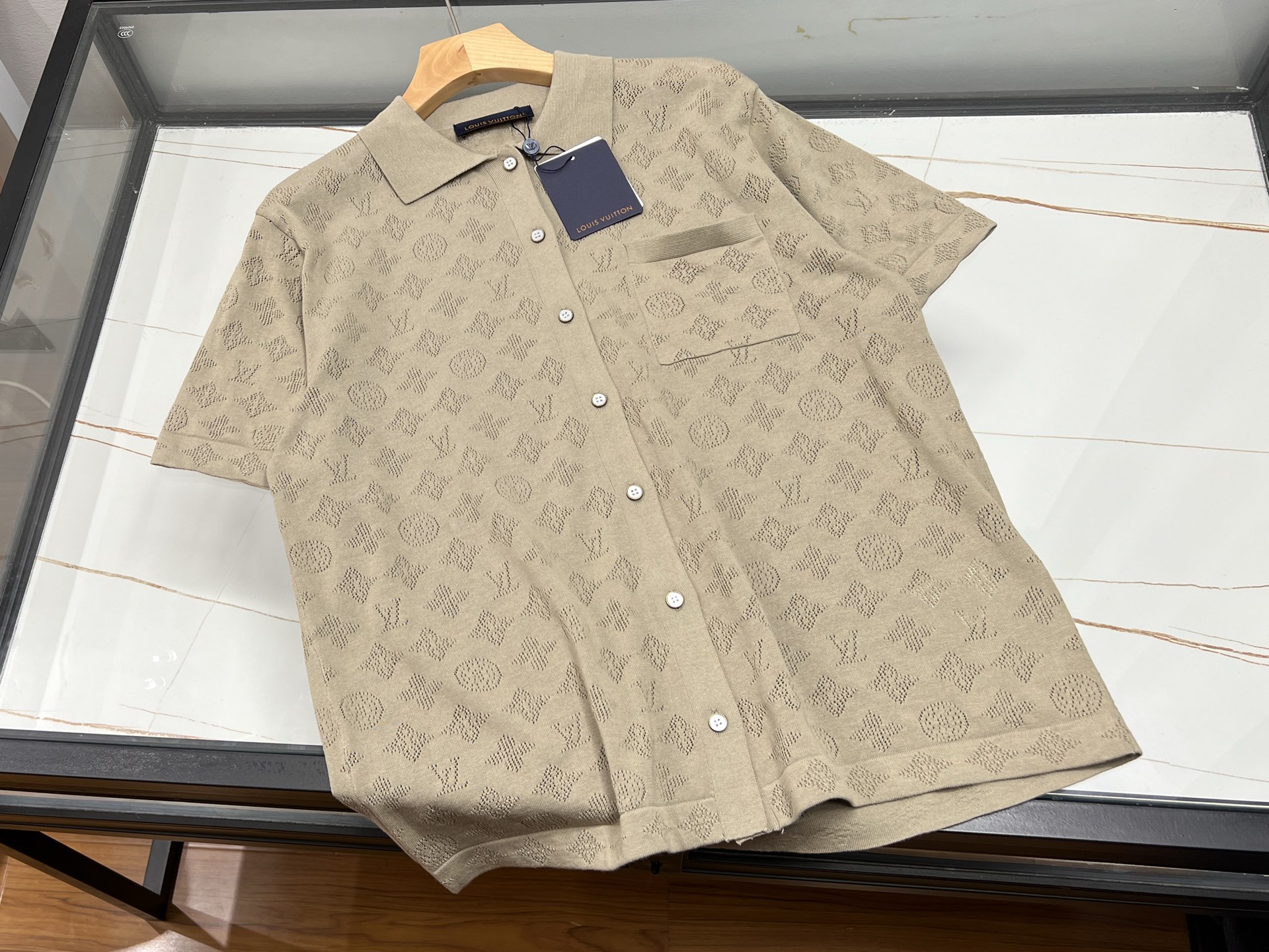 NO:822117,——The letter jacquard splicing lapel short sleeves break the convention with a unique design and highlight your individual attitude. The jacquard craftsmanship gives the letters a three-dimensional texture, which is cleverly spliced on the body, forming a visual collision with the solid color fabric, rich in layers without losing harmony. The classic lapel design modifies the neck line and adds a bit of smart temperament. Short-sleeved style  , refreshing and comfortable, suitable for spring and summer wear. Whether it is worn with casual pants to create a casual street style or with a skirt to create a sweet and cool girly look, it can be easily controlled. It is not only a piece of clothing, but also an expression of fashion attitude, allowing you to stand out from the crowd and become the center of attention, showing your unique charm and fashionable taste.  Available now in 4 colors S-XL, Louis Vuitton-clothing, Louis Vuitton, skirts, T-shirt,19860909——字母提花拼接翻领短袖,以独特设计打破常规,彰显个性态度.提花工艺赋予字母立体纹理,在衣身巧妙拼接,与纯色面料形成视觉碰撞,丰富层次又不失和谐.经典翻领设计,修饰颈部线条,增添几分干练气质.短袖款式,清爽自在,适合春夏穿着.无论是搭配休闲裤,打造随性街头风；还是配半身裙,营造甜酷少女感,都能轻松驾驭.它不仅是一件衣服,更是时尚态度的表达,让你在人群中脱颖而出,成为焦点所在,尽显独特魅力与时尚品味. 现货发售4色S-XL,路易威登-服装,louis vuitton,skirts,T-shirt,,Women's clothing