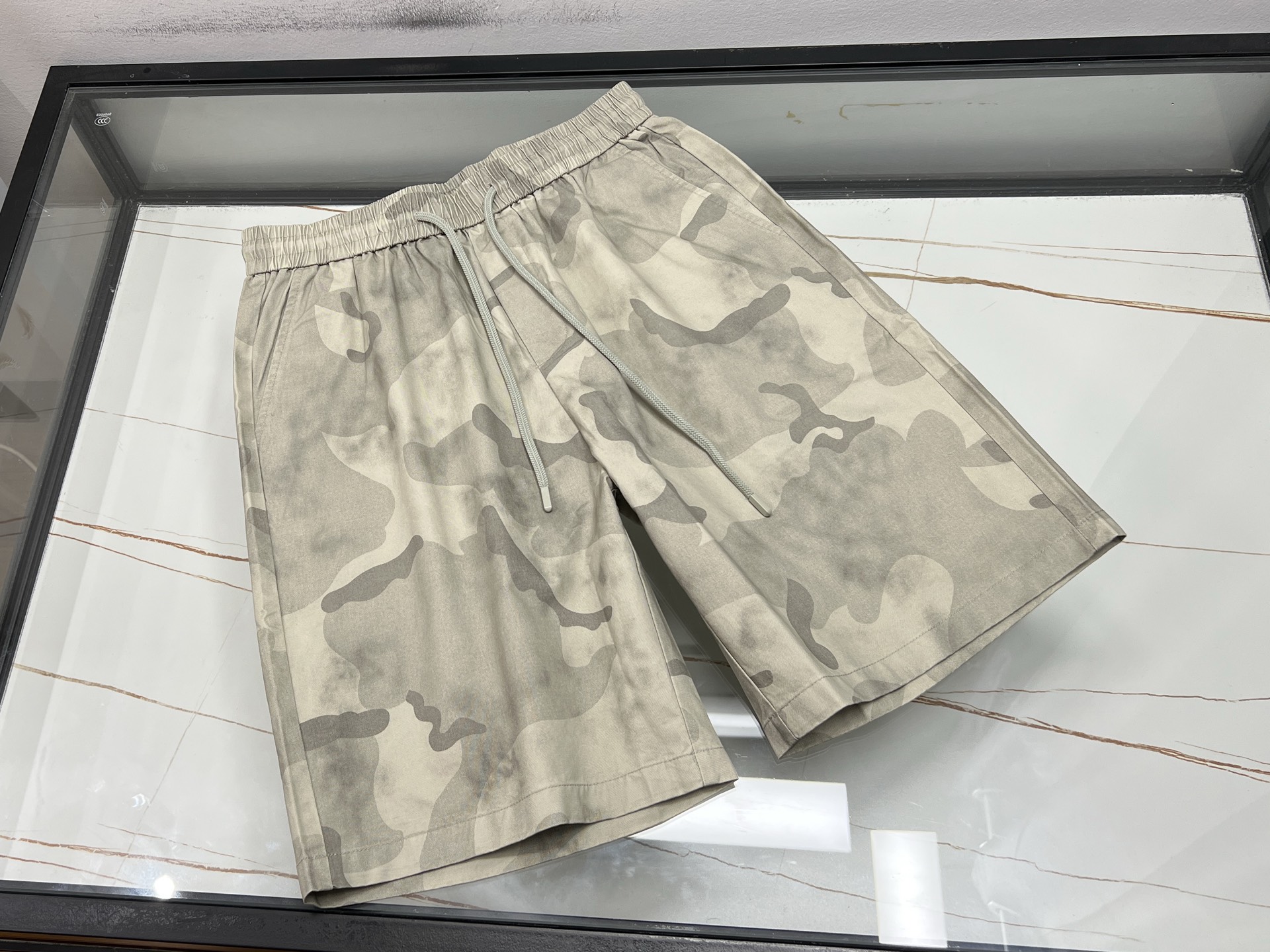 NO:822104,-26SS————The perfect fusion of fashion and comfort in camouflage fashionable casual trousers. Camouflage fashionable casual trousers are an indispensable trendy item in the summer wardrobe. The classic camouflage elements bring toughness and personality, instantly breaking the monotony and making you easily become the focus of the street. The length of the trousers is just right, revealing the slender calves, refreshing and neat.  The fabric is skin-friendly and breathable, and can keep you dry in hot weather. The loose fit is not flattering on your figure, allowing you to move freely without any sense of restraint. Whether paired with a simple T-shirt to show your casualness, or a trendy shirt to add a touch of sophistication, you can easily control it. Whether it is for daily outings, outdoor sports or gatherings with friends, these camouflage mid-pants can make you confident and easily create your own fashion style.  Ready for sale camouflage XS-S-M-L, men's clothing, shirts, tees, t-shirt,19860909-26SS———迷彩时尚休闲中裤潮流与舒适的完美融合 迷彩时尚休闲中裤,是夏日衣橱里不可或缺的潮流单品.经典迷彩元素自带硬朗与个性,瞬间打破单调,让你轻松成为街头焦点.中裤长度恰到好处,露出修长小腿,清爽又利落. 面料亲肤透气,在炎热天气里也能保持干爽.宽松版型不挑身材,活动自如无束缚感.无论是搭配简约T恤,展现随性洒脱；还是配上潮流衬衫,增添几分精致感,都能轻松驾驭.无论是日常出街、户外运动还是朋友聚会,这条迷彩中裤都能让你自信满满,轻松打造出属于自己的时尚风格. 现货发售迷彩XS-S-M-L,男装,shirts,tees，t-shirt,,Women's clothing
