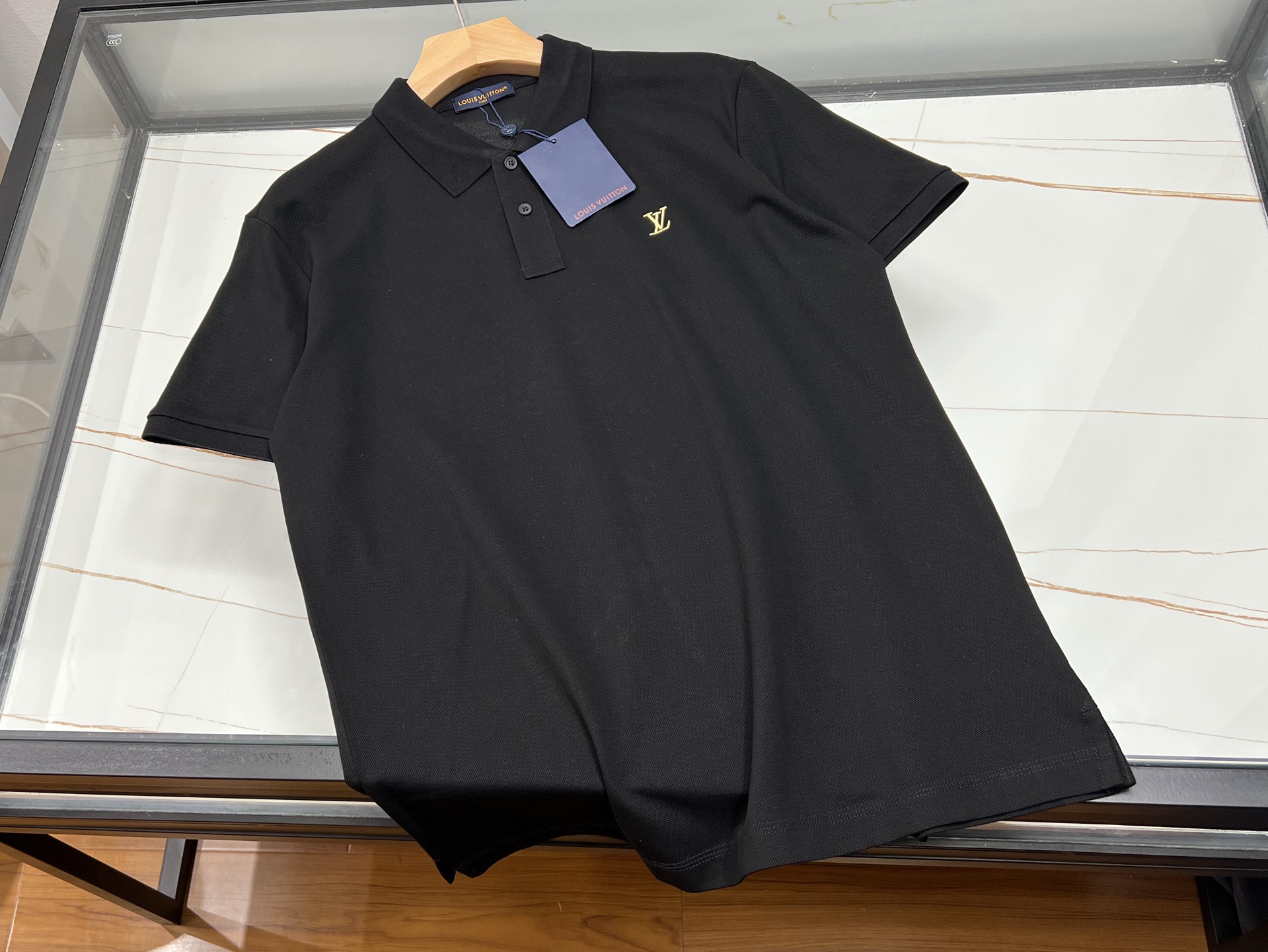NO:822330,-26SS——The perfect fusion of fashion and sophistication with monogram embroidered Zhudi short sleeves. This monogram embroidered Zhudi short sleeves is undoubtedly a wardrobe must-have for fashionistas. The overall design of the short sleeves is simple yet stylish, and the basic version is suitable for various body types, easily outlining the natural body shape.  Its highlight is the exquisite letter embroidery on the chest, each stitch and line shows the delicate craftsmanship, and the letters are three-dimensional and full, adding a unique personality to the simple short sleeves and instantly enhancing the sense of fashion. The use of beaded material is the finishing touch, shimmering under the light, full of texture, showing both high-end and playful. Whether it is paired with casual jeans to create a casual daily style; or paired with a short skirt to create a sweet and fresh feeling, it can be easily controlled, making you stand out from the crowd and show your unique charm.  Ready-made two-color XS-S-M-L, Louis Vuitton-clothing, Louis Vuitton, skirts, jeans, T-shirt,19860909-26SS——字母刺绣珠迪短袖时尚与精致的完美融合 这款字母刺绣珠迪短袖,无疑是时尚达人的衣橱必备.短袖整体设计简约却不失格调,基础版型适配各种身材,轻松勾勒出自然身形. 其亮点在于胸前精致的字母刺绣,一针一线都彰显着细腻工艺,字母立体饱满,为简约短袖增添了独特个性,瞬间提升时尚感.珠迪材质的运用更是点睛之笔,在光线下闪烁微光,质感十足,既显高级又不失俏皮. 无论是搭配休闲牛仔裤,打造随性日常风；还是配上短裙,营造甜美清新感,它都能轻松驾驭,让你在人群中脱颖而出,展现独特魅力. 现货发货二色XS-S-M-L,路易威登-服装,louis vuitton,skirts,jeans,T-shirt,,Women's clothing