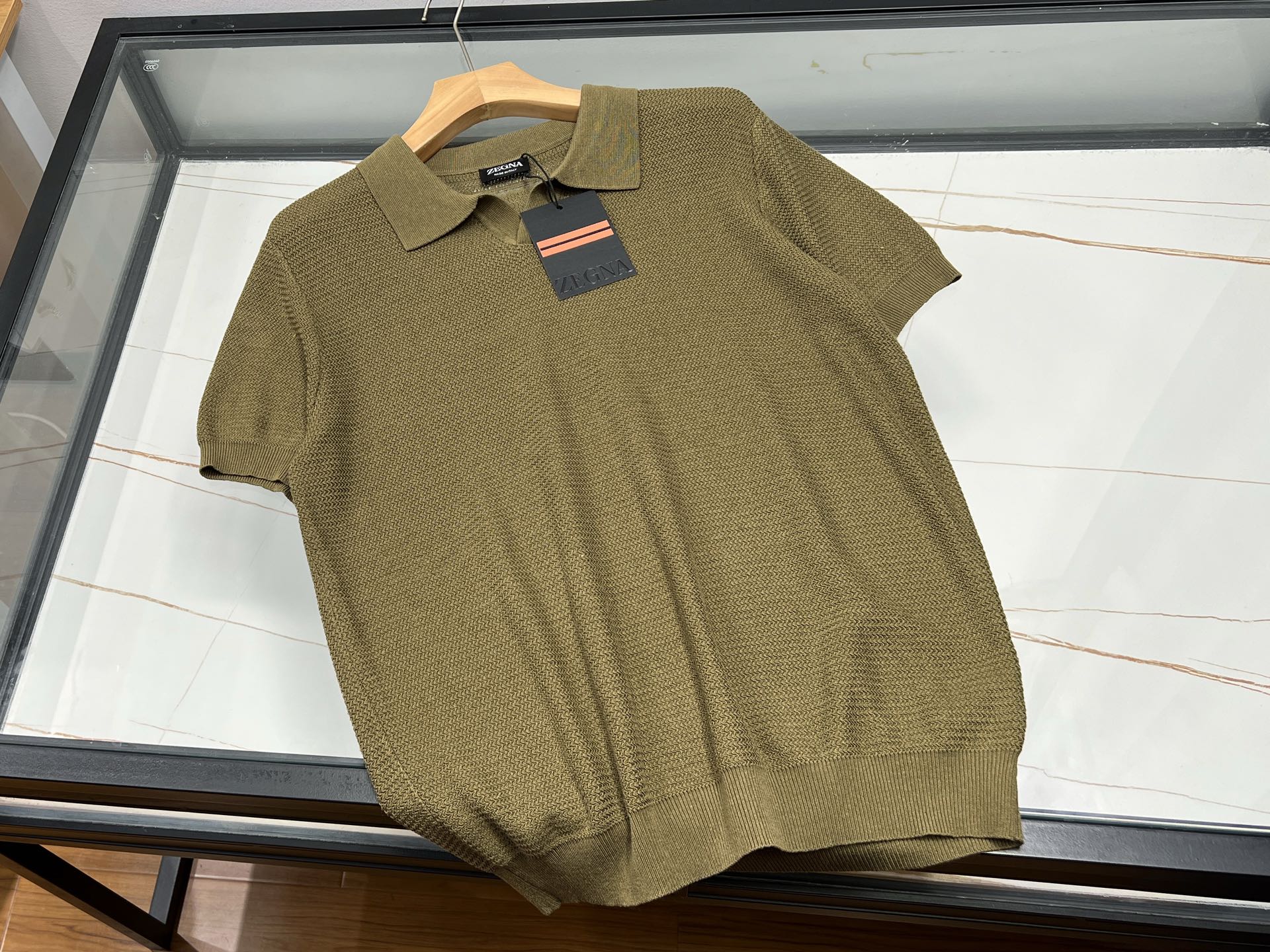 NO:822319,-26SS - Knitted lyocell lapel short sleeves, unlocking the summer fashion code. This knitted lyocell lapel short sleeves is an indispensable fashion treasure in the summer wardrobe. Lyocell fabric feels as smooth as clouds, and it feels like nothing when worn close to the body, bringing the ultimate comfortable experience. Its lapel design is simple yet refined, cleverly modifying the neck line, adding a bit of capable temperament.  The short-sleeved style is neat and refreshing, allowing you to move freely without restraint. The overall style is fashionable and casual, whether you wear it with jeans for walking on the street or with casual pants for the workplace, you can easily control it. It is difficult to describe its charm in 200 words. With its unique texture and fashionable design, it has become an excellent choice to improve your dressing taste this summer and make you stand out from the crowd. Available now in three colors M-XXXL, men's clothing, jeans, T-shirt,19860909-26SS——针织莱赛尔翻领短袖,解锁夏日时尚密码 这款针织莱赛尔翻领短袖,是夏日衣橱里不可或缺的时尚宝藏.莱赛尔面料,触感柔滑似云朵,贴身穿着仿若无物,带来极致舒适体验.其翻领设计,简约又不失精致,巧妙修饰颈部线条,增添几分干练气质. 短袖款式利落清爽,活动自如无束缚.整体风格时尚休闲,无论是搭配牛仔裤漫步街头,还是与休闲裤共赴职场,都能轻松驾驭.200字的篇幅难以尽述它的魅力,它以独特质感与时尚设计,成为这个夏天提升穿搭品味的绝佳之选,让你在人群中脱颖而出. 现货发售三色M-XXXL,男装,jeans,T-shirt,,Women's clothing
