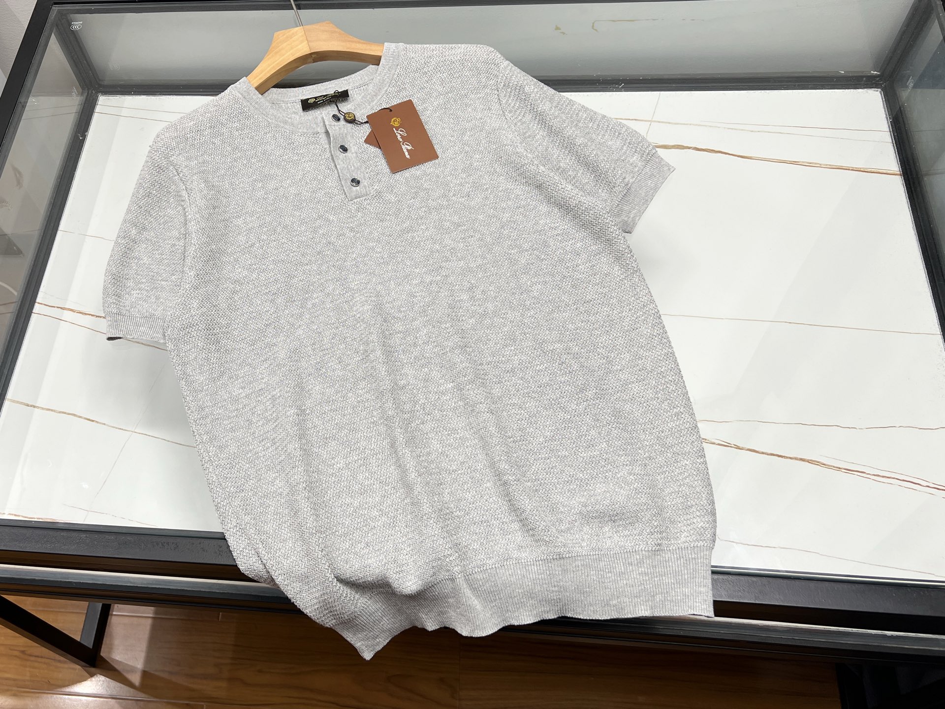 NO:822308,-26SS——Knitted lyocell round neck short sleeves, opening up a new experience of fashion and leisure. This knitted lyocell round neck short sleeves is the perfect fusion of fashion and comfort. Lyocell fabric feels as smooth as clouds brushing against the skin, bringing the ultimate skin-friendly experience. It has excellent breathability, allowing you to stay dry and comfortable even in the hot summer.  The classic round neck design is simple and elegant, cleverly modifying the neck line, showing elegance. The short-sleeved style is neat and refreshing, allowing free movement without restraint. The overall style is fashionable and casual, whether you wear it with jeans for a stroll on the street, or with casual pants to enjoy a pleasant afternoon, it can be easily controlled, adding a touch of bright color to your daily wear, and is an indispensable fashion item in your wardrobe. Available now in three colors M-XXXL, men's clothing, jeans, T-shirt,19860909-26SS———针织莱赛尔圆领短袖,开启时尚休闲新体验 这款针织莱赛尔圆领短袖,是时尚与舒适的完美融合.莱赛尔面料,触感柔滑似云朵轻拂肌肤,带来极致亲肤体验,透气性绝佳,即便夏日炎炎也能保持干爽自在. 经典的圆领设计,简约大方,巧妙修饰颈部线条,尽显优雅气质.短袖款式利落清爽,活动自如无束缚.整体风格时尚休闲,无论是搭配牛仔裤漫步街头,还是配休闲裤享受惬意午后,都能轻松驾驭,为你的日常穿搭增添一抹亮色,是衣橱中不可或缺的时尚单品. 现货发售三色M-XXXL,男装,jeans,T-shirt,,Women's clothing
