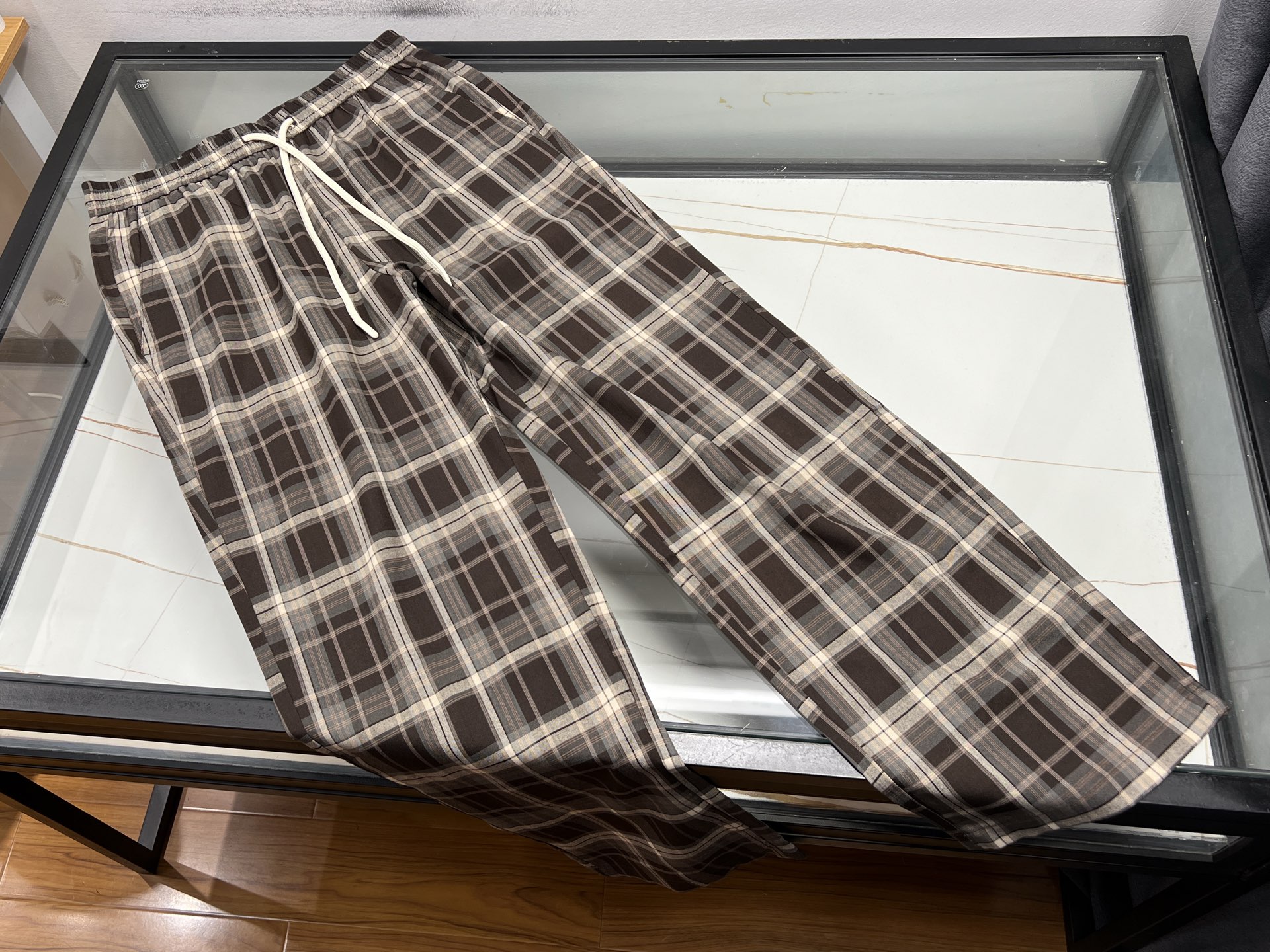 NO:822294,-26SS——Striped style fashionable casual pants are an indispensable and versatile item in the wardrobe. The classic vertical stripe design cleverly lengthens the leg line, making you look slimmer and taller, and easily creates a slender figure. The fabric is soft and comfortable, with good breathability, suitable for spring and summer, bringing you an all-day comfortable experience. The pants are loose yet stylish, whether they are paired with  Paired with a simple T-shirt or a casual shirt, you can show a casual and uninhibited fashion attitude. Whether it is a daily outing, a gathering with friends, or a weekend outing, it can make you stand out from the crowd and become the center of attention. Choosing a pair of striped fashionable casual pants will make every step of your life full of confidence and style, and you can easily control various occasions and show your personal charm.  Ready to ship brown color XS-S-M-L, men's and women's clothing, shirts, tees, t-shirt,19860909-26SS———条纹款式时尚休闲裤,是衣橱里不可或缺的百搭单品.经典竖条纹设计,巧妙拉长腿部线条,显瘦又显高,轻松打造修长身姿.面料柔软舒适,透气性好,适合春夏季节穿着,带来全天候的自在体验.裤型宽松而不失型格,无论是搭配简约T恤还是休闲衬衫,都能展现出随性不羁的时尚态度.无论是日常出街、朋友聚会还是周末出游,它都能让你在人群中脱颖而出,成为焦点所在.选择一条条纹时尚休闲裤,让你的每一步都充满自信与风采,轻松驾驭各种场合,尽显个性魅力. 现货发货咖啡色XS-S-M-L,男装女装,shirts,tees，t-shirt,,Women's clothing