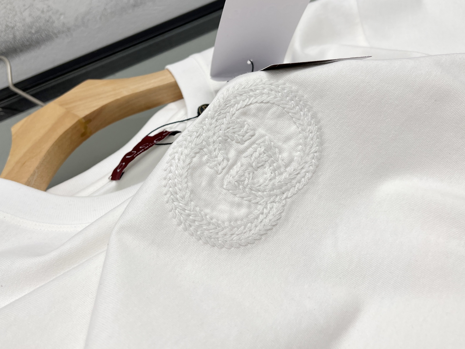 NO:822713,-26SS————Jacquard Letter Fashion Short Sleeve is a personal statement of the summer trend. This jacquard letter fashion short sleeve is undoubtedly an eye-catching item in this summer’s wardrobe. The selected high-quality fabrics are soft to the touch and skin-friendly, and have good breathability, which can keep you dry and comfortable at all times even in the hot summer.  The unique jacquard letter design on the short sleeves is the soul of the entire dress. The three-dimensional and exquisite letter texture breaks the rules, highlights your personality and attitude, and injects fashionable vitality into the simple version. Whether it is paired with casual jeans to show a casual and comfortable style; or paired with a short skirt to create a sweet and playful look, it can be easily controlled and suitable for various occasions. Wear it and stroll on the street, you will be the focus of the crowd, confidently release your own fashion charm, and start a summer fashion journey.  Ready for sale in three colors XS-L, Gucci-clothing, gucci, skirts, jeans, T-shirt,19860909-26SS———提花字母时尚短袖夏日潮流的个性宣言 这款提花字母时尚短袖,无疑是今夏衣橱的吸睛神器.精选优质面料,触感柔软亲肤,透气性佳,即便在炎炎夏日,也能让你时刻保持干爽舒适. 短袖上独特的提花字母设计,是整件衣服的灵魂所在.立体且精致的字母纹理,打破常规,彰显个性态度,为简约版型注入时尚活力.无论是搭配休闲牛仔裤,展现随性自在；还是配上短裙,营造甜美俏皮,它都能轻松驾驭,适配多种场合. 穿上它,漫步街头,你就是人群中的焦点,自信地释放属于自己的时尚魅力,开启一场夏日时尚之旅. 现货发售三色XS-L,古驰-服装,gucci,skirts,jeans,T-shirt,,Women's clothing