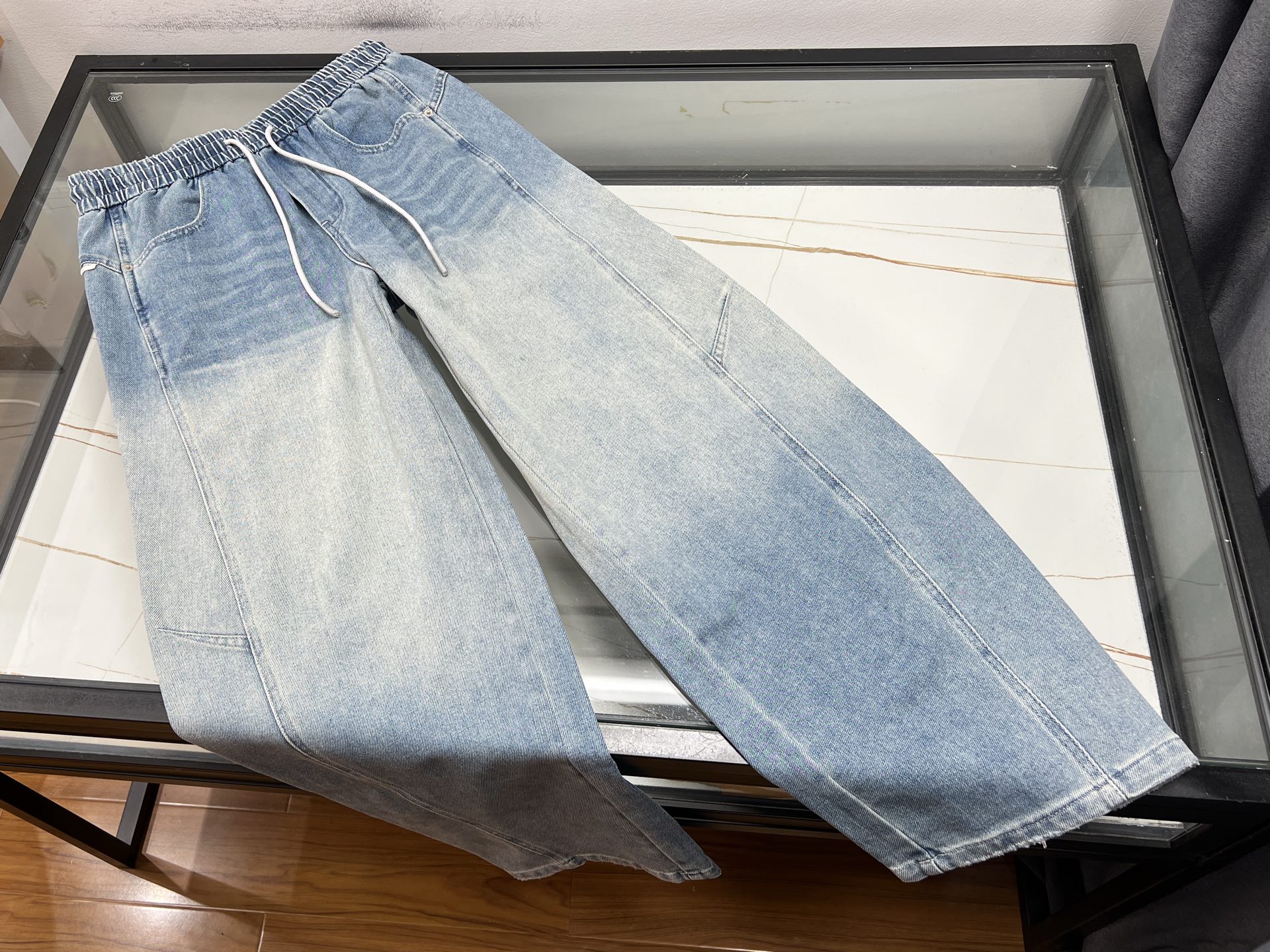 NO:822676,-26SS——LOW color-blocked fashionable casual loose jeans, unlocking a new trend. This color-blocked fashionable casual loose jeans is a must-have for fashionistas’ wardrobes. It cleverly splices different colors to break the monotony of traditional jeans, creating a unique visual layering that makes it easy to become the focus when walking on the street.  The loose fit is not flattering and is very friendly to all types of legs. It can be worn freely without restraint and allows you to move freely. High-quality denim fabric is soft, skin-friendly and wear-resistant, with both comfort and durability. Whether it is paired with a simple white T to show casualness or a short top to highlight your personality and fashion, it can be perfectly adapted and easily control a variety of styles, allowing you to confidently shine in different occasions and release your unique charm. Available now in blue XS-L, Loewe-Clothing, loewe, jeans,19860909-26SS———LOW拼色时尚休闲宽松牛仔裤,解锁潮流新姿态 这条拼色时尚休闲宽松牛仔裤,是时尚达人的衣橱必备.它将不同色彩巧妙拼接,打破传统牛仔裤的单调,营造出独特视觉层次感,走在街头轻松成为焦点. 宽松的版型不挑身材,对各种腿型都十分友好,穿着自在无束缚,活动自如.优质牛仔面料,柔软亲肤又耐磨,兼具舒适感与耐用性.无论是搭配简约白T,展现休闲随性；还是配上短款上衣,凸显个性时尚,它都能完美适配,轻松驾驭多种风格,让你在不同场合都能自信出彩,尽情释放独特魅力. 现货发售蓝色XS-L,罗意威-服装,loewe,jeans,,Women's clothing