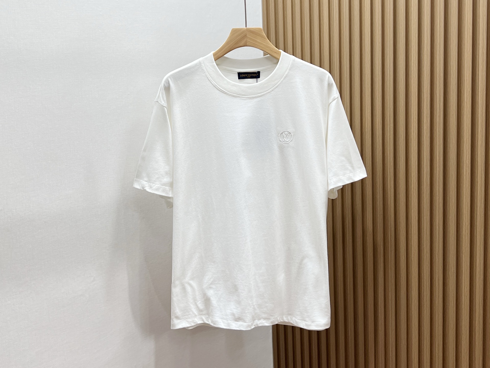 NO:854399,-26SS——The eternal darling of the fashion industry with classic letter short sleeves on the chest. Classic letter short sleeves on the chest can be called an evergreen tree in the fashion circle. It shows unique charm with its simplicity. Classic letter prints, either eye-catching or bold, or low-key and restrained, inject soul into the overall shape.  Wearing it can easily create a casual and casual atmosphere without too much modification. Paired with jeans, it is a symbol of youthful vitality; paired with sweatpants, it shows freedom and ease. Whether you are strolling on the street or gathering with friends, it can make you the center of attention. Moreover, the classic letter short-sleeve style is diverse and colorful, which can meet the aesthetics and needs of different people. It is not only a piece of clothing, but also an attitude, a unique understanding of fashion, allowing you to stand out from the crowd and exude confidence.  Ready for sale in two colors XS-L, Louis Vuitton-clothing, louis vuitton, jeans, T-shirt,19860909-26SS———胸前经典字母短袖时尚界的永恒宠儿 胸前经典字母短袖,堪称时尚圈的常青树.它以简洁之姿,展现独特魅力.经典字母印花,或醒目张扬,或低调内敛,为整体造型注入灵魂. 穿上它,无需过多修饰,便能轻松营造出休闲随性的氛围.搭配牛仔裤,是青春活力的象征；配上运动裤,尽显洒脱自在.无论是漫步街头,还是与朋友聚会,它都能让你成为焦点. 而且,经典字母短袖款式多样,颜色丰富,能满足不同人的审美与需求.它不仅是一件衣服,更是一种态度,一种对时尚的独特理解,让你在人群中脱颖而出,散发自信光芒. 现货发售二色XS-L,路易威登-服装,louis vuitton,jeans,T-shirt,,Women's clothing