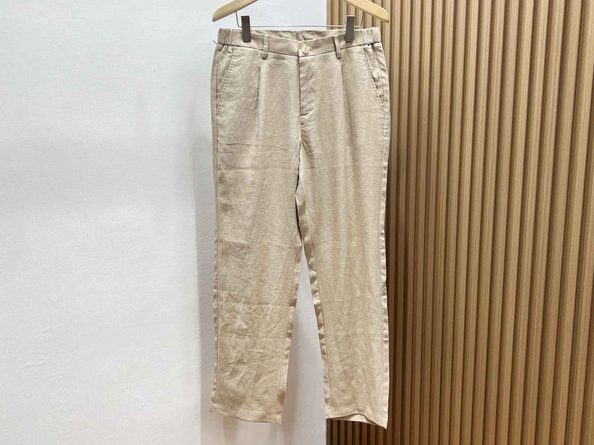 NO:854195,-26SS - The perfect fusion of classic, fashionable and retro men's casual hemp pants with style and comfort. Classic and timeless, these men's casual hemp pants are washed and distressed to replicate the American Ami khaki style. They have a youthful and daddy flavor, and can easily control the tough guy temperament. The small straight and slightly tapered tailoring skillfully modifies the OX-shaped legs, and the nine-point workwear version is matched with the toe design, which visually lengthens the leg line. Two-meter-long legs are not a dream.  The hemp material has a sense of breathing, and the four-sided elastic fabric allows you to do split squats without pressure. The elastic band on the back and the non-slip belt buckle provide double protection, so you don't have to worry about bloating after eating and drinking. The dark pattern details are low-key and high-end, and the multi-pocket design frees your hands, making it suitable for all seasons, from morning to nightclub. The khaki color is versatile in all seasons, and shirts and T-shirts can be combined at will to easily interpret Japanese city boy or American street style. A pair of pants can unlock N types of male outfits.  Three colors 29-36, men's clothing, shirts, tees, t-shirt, ready for delivery.19860909-26SS——经典时尚复古男士休闲麻面裤型格与舒适的完美融合 经典永不过时,这条男士休闲麻面裤以水洗做旧工艺复刻美式阿美咔叽风格,老爹味中透着年轻化气息,轻松拿捏硬汉气质.小直筒微锥形剪裁巧妙修饰OX型腿,九分工装版型搭配收脚口设计,视觉拉长腿部线条,腿长两米不是梦. 麻面材质自带呼吸感,四面弹力面料让劈叉下蹲毫无压力,后腰松紧带与防滑腰带扣双重保障,吃饱喝足也不怕勒肚子.暗纹细节低调显高级,多口袋设计解放双手,从晨跑到夜店全天候适配.卡其色系四季百搭,衬衫T恤随意组合,轻松演绎日系city boy或美式街头风,一条裤子解锁N种型男穿搭. 现货发货三色29-36,男装,shirts,tees，t-shirt,,Women's clothing