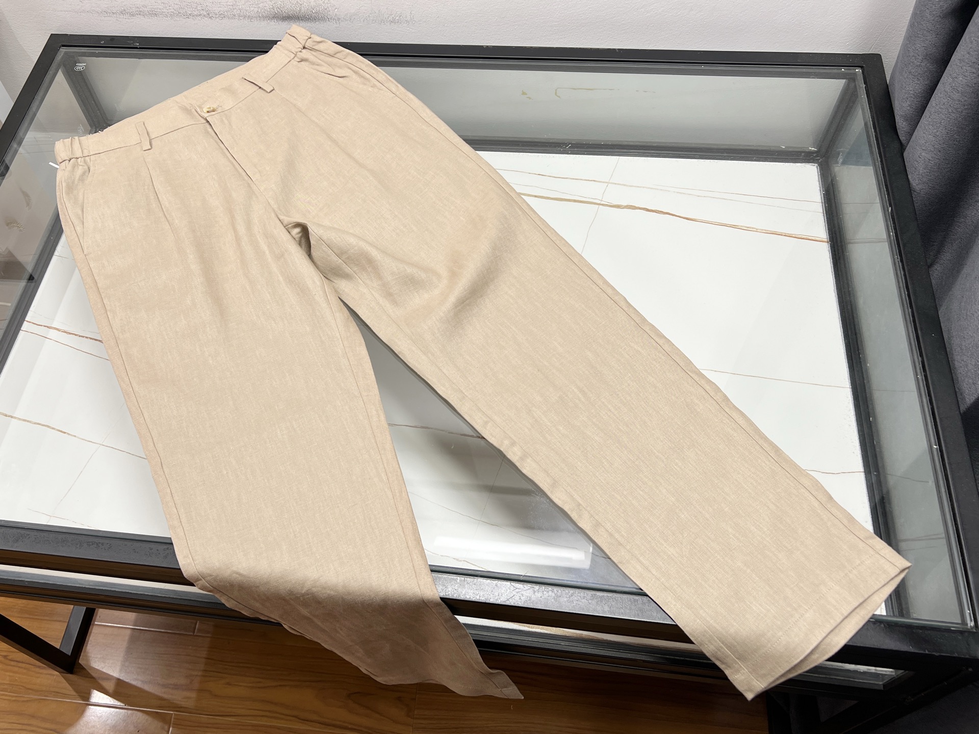 NO:826780,-26SS - The perfect fusion of classic, fashionable and retro men's casual hemp pants with style and comfort. Classic and timeless, these men's casual hemp pants are washed and distressed to replicate the American Ami khaki style. They have a youthful and daddy flavor, and can easily control the tough guy temperament. The small straight and slightly tapered tailoring skillfully modifies the OX-shaped legs, and the nine-point workwear version is matched with the toe design, which visually lengthens the leg line. Two-meter-long legs are not a dream.  The hemp material has a sense of breathing, and the four-sided elastic fabric makes split squats stress-free. The elastic band on the back and the non-slip belt buckle provide double protection, so you don't have to worry about bloating after eating or drinking. The dark pattern details are low-key and high-end, and the multi-pocket design frees your hands, making it suitable for all seasons, from morning to nightclub. The khaki color is versatile in all seasons, and shirts and T-shirts can be combined at will to easily interpret Japanese city boy or American street style. A pair of pants can unlock N types of male outfits.  Three colors 29-36, men's clothing, shirts, tees, t-shirt, ready for delivery.19860909-26SS——经典时尚复古男士休闲麻面裤型格与舒适的完美融合 经典永不过时,这条男士休闲麻面裤以水洗做旧工艺复刻美式阿美咔叽风格,老爹味中透着年轻化气息,轻松拿捏硬汉气质.小直筒微锥形剪裁巧妙修饰OX型腿,九分工装版型搭配收脚口设计,视觉拉长腿部线条,腿长两米不是梦. 麻面材质自带呼吸感,四面弹力面料让劈叉下蹲毫无压力,后腰松紧带与防滑腰带扣双重保障,吃饱喝足也不怕勒肚子.暗纹细节低调显高级,多口袋设计解放双手,从晨跑到夜店全天候适配.卡其色系四季百搭,衬衫T恤随意组合,轻松演绎日系city boy或美式街头风,一条裤子解锁N种型男穿搭. 现货发货三色29-36,男装,shirts,tees，t-shirt,,Women's clothing