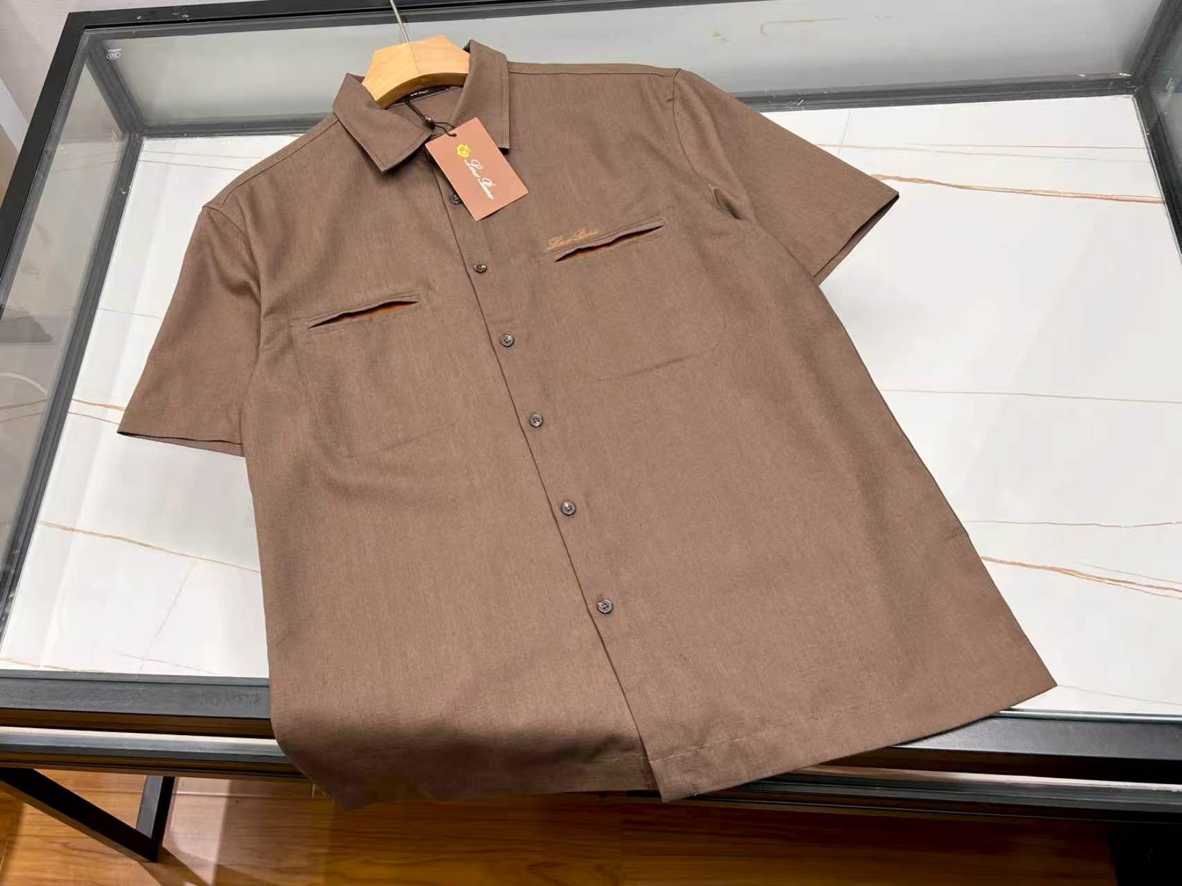 NO:824462,-2026P——-Summer Fashion Tips Pocket Shirt Suit Unlocks Cool Casual Style Want to be fashionable and comfortable in summer?  This casual suit of pockmarked shirt is definitely your best choice!  Linen fabric has natural breathability properties, like countless small vents, allowing the skin to breathe freely. Even under the scorching sun, it can always stay dry and say goodbye to stuffiness and stickiness. The shirt has a neat shape and smooth lines, which can easily modify the body shape and show a neat temperament. Paired with casual pants of the same material, the overall style is harmonious and unified, with a sense of luxury in simplicity.  Whether you are walking on the beach and feeling the gentle sea breeze; or walking through the city streets and enjoying leisure time, it can be perfectly adapted. Wearing it, you can easily have a fashionable look without deliberately matching it, allowing you to become the most eye-catching scenery on the street in summer, and enjoy a leisurely and comfortable time. Three colors M-XXXL, men's clothing, shirts, are available for sale now.19860909-2026P———夏日时尚秘籍麻面衬衫套装解锁清凉休闲风 夏天想要时尚又舒适？这套麻面衬衫休闲套装绝对是你的不二之选！ 麻质面料自带天然透气属性,仿佛无数细小的通风口,让肌肤畅快呼吸,即使炎炎烈日下,也能时刻保持干爽,告别闷热黏腻.衬衫版型利落,线条流畅,轻松修饰身形,展现利落气质.搭配同材质休闲裤,整体风格和谐统一,简约中透着高级感. 无论是漫步海边,感受海风轻拂；还是穿梭城市街头,享受悠闲时光,它都能完美适配.穿上它,无需刻意搭配,就能轻松拥有时尚造型,让你在夏日里成为街头最亮眼的风景,自在享受休闲惬意的美好时光. 现货发售三色M-XXXL,男装,shirts,,Women's clothing