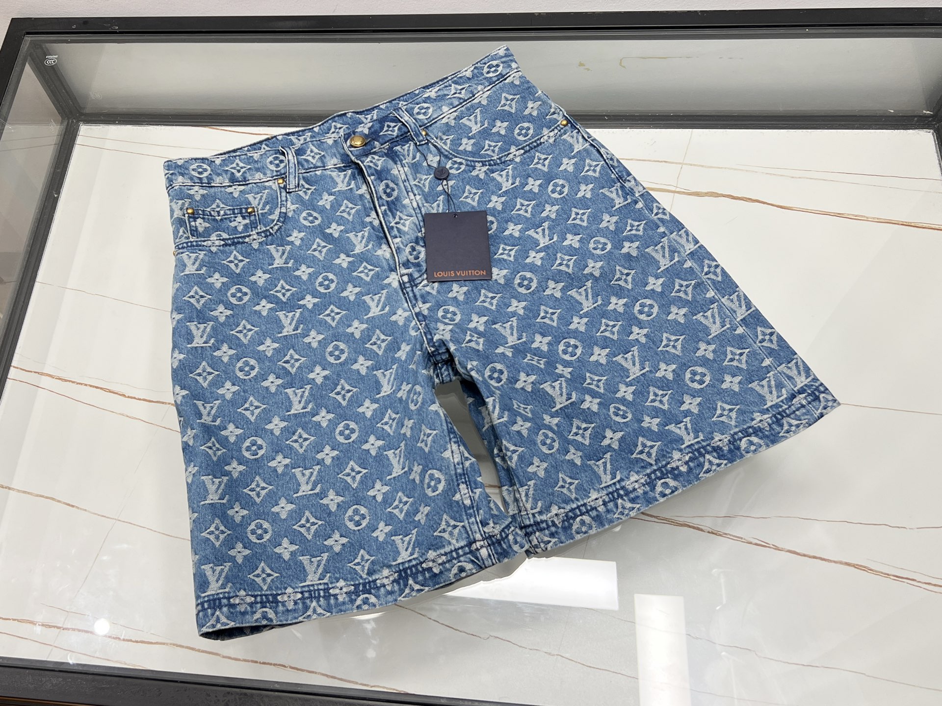 NO:824549,—26SS————Fashionable and casual denim printed mid-pants, unlocking the summer trend code. This fashionable and casual denim printed mid-pants is a must-have item for the summer wardrobe. On the classic denim blue background, the unique printing design is like a smart artistic stroke, adding a bit of playfulness and personality to the whole, breaking the monotony of traditional denim.  The length of the mid-pants is just right, exposing the slender calves, which is both cool and long. The high-quality denim fabric is stiff, stylish, breathable and comfortable, allowing free movement without restraint. Paired with a simple white T-shirt, it is fresh and natural; paired with a personalized printed shirt, it shows a trendy attitude. Whether you are strolling on the street, gathering with friends or outdoor leisure, they can easily make you the center of attention and show your unique fashion taste. They are the best choice for those who pursue individuality and comfort. Ready to ship blue S-M-L-XL, Louis Vuitton-clothing, louis  vuitton,shirts,tees,t-shirt,19860909—26SS———时尚休闲牛仔印花中裤,解锁夏日潮流密码 这款时尚休闲牛仔印花中裤,是夏日衣橱的必备单品.经典牛仔蓝底色上,独特的印花设计宛如灵动的艺术笔触,为整体增添了几分俏皮与个性,打破传统牛仔的单调感. 中裤长度恰到好处,露出纤细小腿,既凉爽又显腿长.优质牛仔面料,挺括有型且透气舒适,活动自如无束缚.搭配简约白色T恤,清新自然；配上个性印花衬衫,则尽显潮流态度.无论是漫步街头、朋友聚会还是户外休闲,它都能让你轻松成为焦点,展现独特时尚品味,是追求个性与舒适人士的不二之选. 现货发货蓝色S-M-L-XL,路易威登-服装,louis vuitton,shirts,tees，t-shirt,,Women's clothing