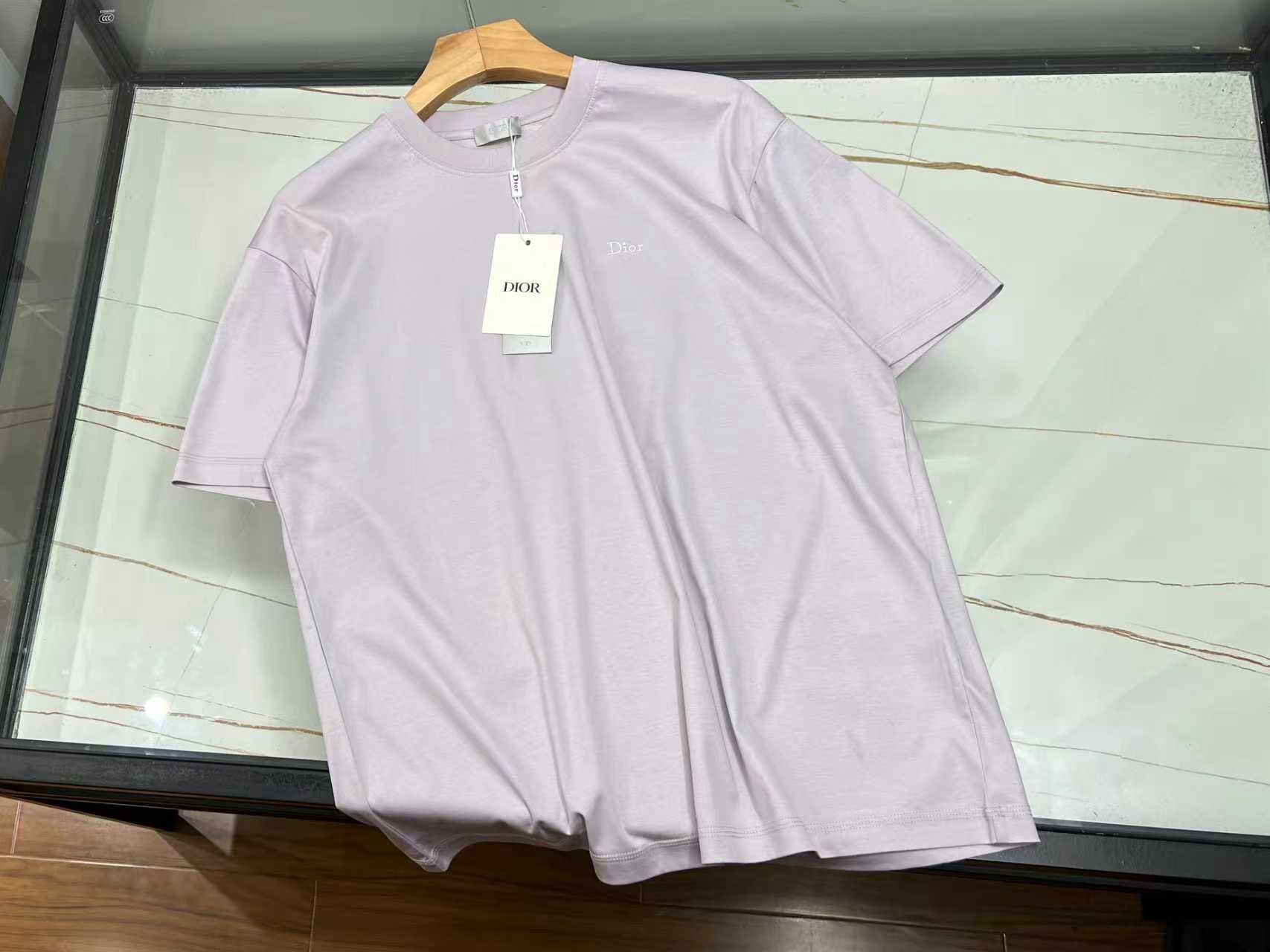NO:825279,-26SS——Simple letter short sleeves, a casual and comfortable choice. If you want a short sleeve that is both versatile and full of personality, this casual short sleeve with simple letters is definitely your best choice. Its design is simple yet fashionable, and the solid color body with eye-catching letter prints breaks the monotony and instantly enhances the trend of the overall look. The layout and color of the letters are carefully designed to complement the color of the body, which is not too ostentatious and can highlight your unique taste.  As for the fabric, it is made of soft and skin-friendly materials with excellent breathability, which can keep you fresh and comfortable even in the hot summer. It has a loose fit and is not specific to your body shape, so it can be easily controlled whether it is daily outings, sports and fitness, or leisure at home. Pair it with a pair of jeans for youthful vitality; with a pair of sports shorts, it is casual and comfortable; with a skirt, it can show a different kind of gentleness. Such a simple but charming letter short-sleeve, what are you waiting for?  Get it now and start your fashion and leisure journey!  Ready for sale purple XS-S-M-L, Dior-clothing, dior, skirts, shorts, jeans, T-shirt,19860909-26SS————简约字母短袖,休闲自在之选想要一件既百搭又充满个性的短袖,这款简单字母打底的休闲短袖绝对是你的不二之选. 它的设计简约而不失时尚感,纯色衣身搭配醒目的字母印花,打破了单调,瞬间提升了整体造型的潮流度.字母的排版和色彩都经过精心设计,与衣身颜色相得益彰,既不会过于张扬,又能彰显你的独特品味. 面料上,它选用了柔软亲肤的材质,透气性极佳,即使在炎热的夏日,也能让你保持清爽舒适.版型宽松,不挑身材,无论是日常出街、运动健身,还是居家休闲,都能轻松驾驭. 搭配上更是随心所欲,配一条牛仔裤,青春活力；搭一条运动短裤,休闲自在；若配一条半身裙,又能展现出别样的温柔.这样一件简单却充满魅力的字母短袖,你还在等什么呢？赶紧入手,开启你的时尚休闲之旅吧！ 现货发售紫色XS-S-M-L,迪奥-服装,dior,skirts,shorts,jeans,T-shirt,,Women's clothing