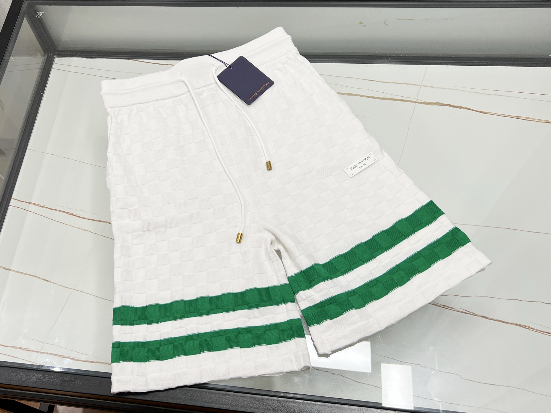 NO:825349,-26SS————Knitted striped casual shorts are the perfect collision of summer laziness and fashion. When the sun shines on the street corner, knitted striped casual shorts have become the C-position of the summer wardrobe with a touch of smartness. The contrasting stripes on the side are like flowing notes, breaking the monotony of solid colors and injecting vitality into the lazy atmosphere. Whether paired with a simple white T or a silhouette shirt, you can easily perform 'effortlessly fashionable'.  The high-waisted A-line shape can be called a 'leg essence-making machine'. It tightens the tummy and lifts the buttocks while cleverly hiding the waist and abdominal fat. The loose trouser legs sway in the wind, exuding casual charm with every step. The four-way high-elastic fabric covers all your postures - you can't afford to sit for a long time, do yoga splits without stress, and even go straight to the gym after get off work without changing equipment, truly realizing the freedom of 'one pants, multiple wears'.  The attention to detail can also be found here. The invisible side pockets are deep and touching, and mobile phone keys can be stuffed in. The gold and silver blended stripes have Bling special effects in the sun, making walking feel like walking on the Avenue of Stars. The blessing of environmentally friendly recycled fibers allows fashion and sustainability to coexist perfectly. Whether you are camping on the weekend or sitting in a cafe, these shorts can allow you to freely switch between comfort and fashion, becoming the most beautiful scenery on the street. Available in stock in two colors S-XL, Louis Vuitton-clothing, louis  vuitton,shorts,shirts,19860909-26SS———针织条纹休闲短裤夏日慵懒与时尚的完美碰撞 当阳光洒满街角,针织条纹休闲短裤以一抹灵动的姿态,成为夏日衣橱的C位担当.侧边撞色条纹如流动的音符,打破纯色的单调,为慵懒氛围注入活力基因,无论是搭配简约白T还是廓形衬衫,都能轻松演绎「不费力时髦」. 高腰A字版型堪称「腿精制造机」,收腹提臀的同时巧妙隐藏腰腹肉肉,宽松裤腿随风摇曳,每一步都散发着随性魅力.四向高弹面料承包你的所有姿势——久坐不起包、瑜伽劈叉无压力,甚至下班直奔健身房都不用换装备,真正实现「一裤多穿」的自由. 细节控在这里也能找到共鸣隐形侧边插袋深度感人,手机钥匙全塞得下；金银丝混纺条纹在阳光下自带Bling特效,走路都像踩着星光大道；环保再生纤维的加持,让时尚与可持续完美共存.无论是周末露营还是咖啡馆小坐,这条短裤都能让你在舒适与潮流间自由切换,成为街头最靓的风景线. 现货发货二色S-XL,路易威登-服装,louis vuitton,shorts,shirts,,Women's clothing