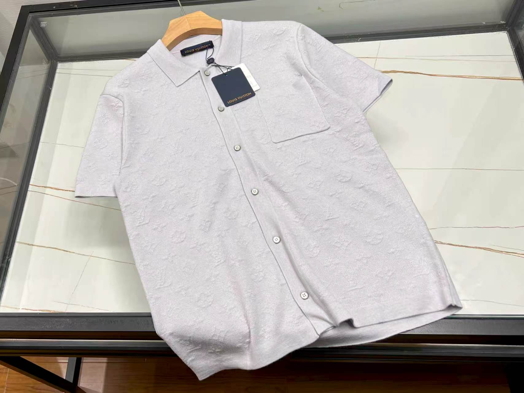 NO:826762,-26SS————The perfect encounter of fashion and comfort in letter jacquard casual short sleeves. This letter jacquard casual short sleeves is undoubtedly a treasure item in the summer wardrobe. The unique letter jacquard design uses exquisite craftsmanship to outline a personalized pattern, breaking the monotony and adding fashionable highlights to the overall look. It can easily attract attention whether you are walking on the street or at a party.  The short-sleeved version is neat and fitted, just right to modify the arm lines, showing a sense of freedom. The fabric is soft against the skin, has good breathability, and is not burdensome to wear close to the body. You can stay dry and comfortable even in the hot summer. Pair it with jeans for a casual and casual look; with a short skirt, it is youthful and energetic. Its simple yet stylish design meets a variety of dressing needs, allowing you to easily create your own fashion style this summer. Available now in light gray S-XL, Louis Vuitton-clothing, louis  vuitton,skirts,jeans,T-shirt,19860909-26SS———字母提花休闲短袖时尚与舒适的完美邂逅 这件字母提花休闲短袖,无疑是夏日衣橱的宝藏单品.独特的字母提花设计,以精致工艺勾勒出个性图案,打破单调,为整体造型增添时尚亮点,无论是走在街头还是聚会场合,都能轻松吸引目光. 短袖版型利落合身,恰到好处地修饰手臂线条,展现随性自在.面料亲肤柔软,透气性佳,贴身穿毫无负担,即使炎炎夏日也能保持干爽舒适.搭配牛仔裤,休闲随性；配短裙,青春活力.它以简约而不失格调的设计,满足多样穿搭需求,让你在这个夏天轻松打造专属时尚风格. 现货发售浅灰色S-XL,路易威登-服装,louis vuitton,skirts,jeans,T-shirt,,Women's clothing