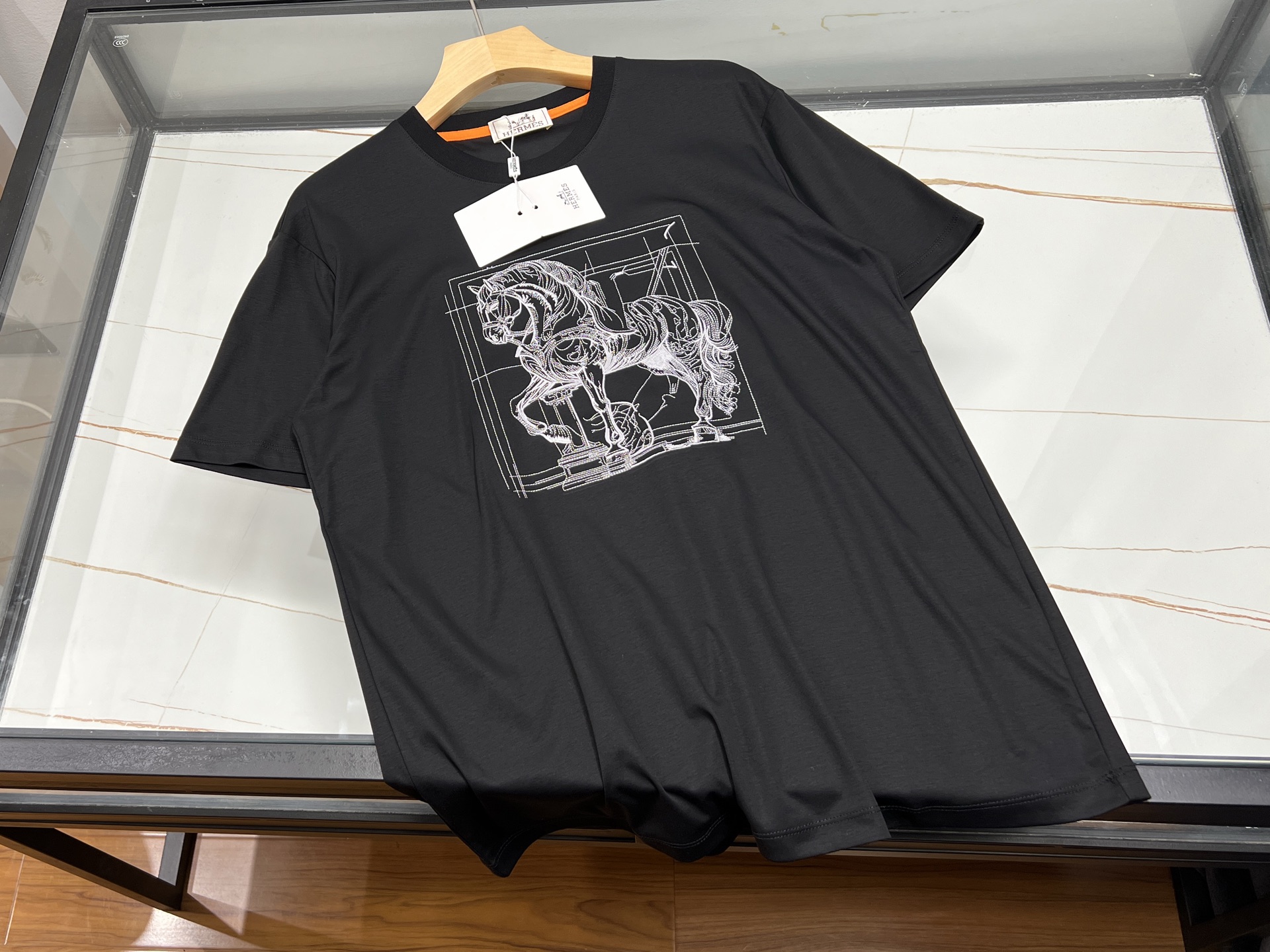 NO:826779,-26SS - Printed horse logo on the chest, unlocking new fashion and leisure styles. This short-sleeved shirt is definitely a treasure in the fashion and leisure world!  The eye-catching horse logo print on the chest has smooth and artistic lines, which seems to instantly freeze the agility and vitality of the horse, adding a unique personality charm to the overall look. The fabric is soft and skin-friendly, and has excellent breathability, which can keep you dry and comfortable even in the hot summer. The loose-fitting design is not flattering on your figure, so there is no pressure whether you wear it alone or with a jacket.  Whether you are shopping with friends, outdoor sports, or daily commuting, it can easily adapt to various occasions. Paired with jeans, it is casual and casual; paired with sports pants, it is full of energy. Put it on and instantly become the focus of the street, showing your unique taste and fashion attitude!  Ready for sale in three colors M-XXXL, Hermès-clothing, hermes, jeans, jackets & coats, T-shirt,19860909-26SS——胸前印花马标志,解锁时尚休闲新风尚这款短袖绝对是时尚休闲界的宝藏单品！胸前醒目的马标志印花,线条流畅且富有艺术感,仿佛将骏马的灵动与活力瞬间定格,为整体造型增添了独特的个性魅力. 面料亲肤柔软,透气性绝佳,即使在炎炎夏日,也能让你时刻保持干爽舒适.宽松的版型设计,不挑身材,无论是单穿还是搭配外套都毫无压力. 无论是与朋友逛街、户外运动,还是日常通勤,它都能轻松适配各种场合.搭配牛仔裤,休闲随性；搭配运动裤,活力满满.穿上它,瞬间成为街头焦点,展现你的独特品味与时尚态度！ 现货发售三色M-XXXL,爱马仕-服装,hermes,jeans,jackets & coats,T-shirt,,Women's clothing