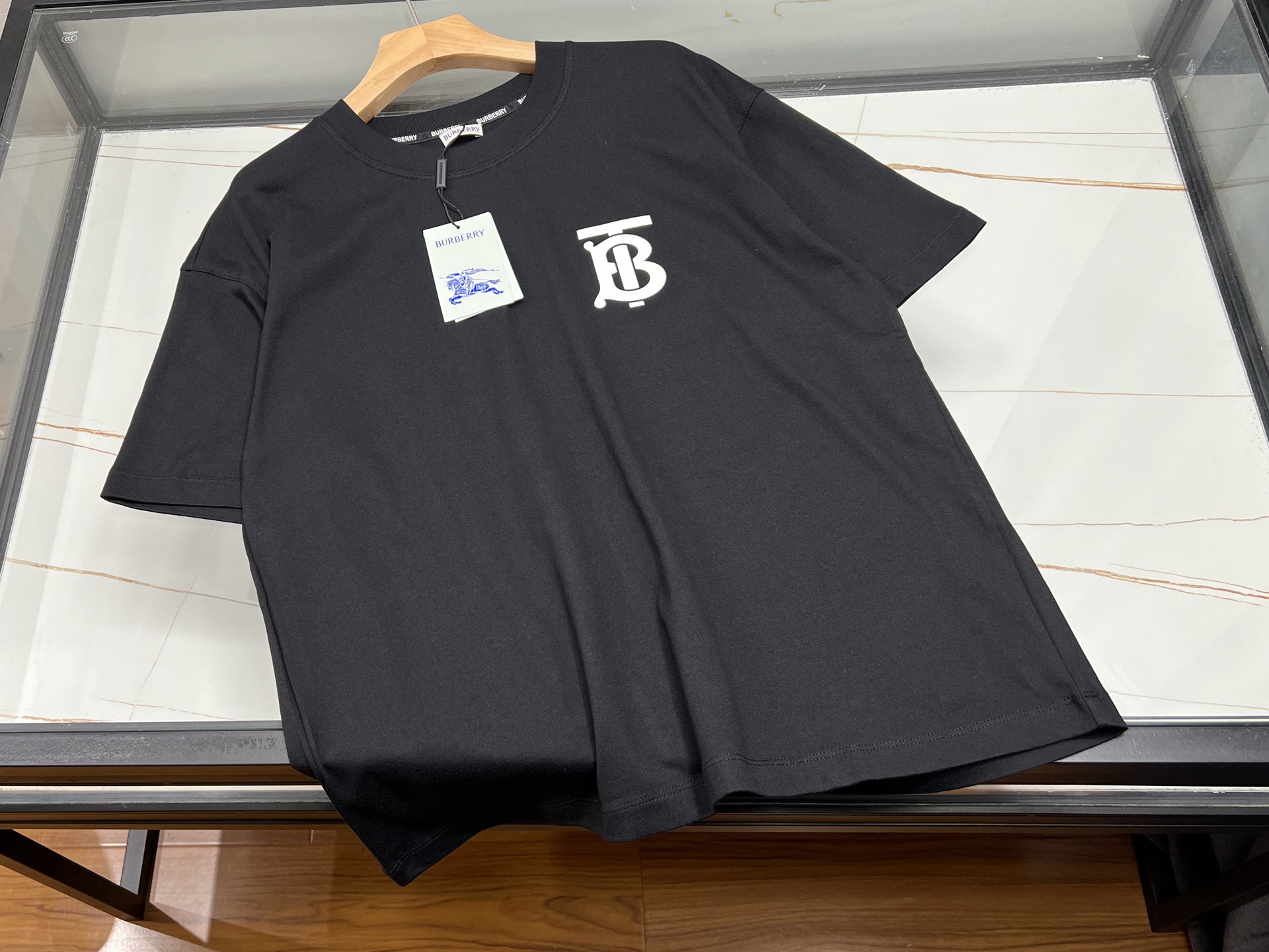 NO:827686,-26SS - Cotton short sleeves with laminated letters, a must-have choice for summer fashion. This cotton short sleeves with laminated letters is an indispensable treasure item in the wardrobe. Selected high-quality pure cotton fabrics are soft to the touch and skin-friendly, and have excellent breathability. Even in the hot summer, the skin can breathe freely and stay dry and comfortable at all times.  The unique laminated letter design adds a sense of trend and personality to the simple short sleeves. The letters have smooth lines and a strong three-dimensional effect, showing a unique taste. The classic round neck design fits the neck line and is comfortable to wear without restraint. Whether paired with casual jeans or sports shorts, it can easily control a variety of styles to meet the needs of different scenes such as daily travel, sports and fitness. Wear it and start a vibrant summer time!  Ready-made two-color XS-S-M-L, Burberry-clothing, shorts, jeans, T-shirt,19860909-26SS——压胶字母纯棉短袖,夏日时尚必备之选 这款压胶字母纯棉短袖,是衣橱里不可或缺的宝藏单品.精选优质纯棉面料,触感柔软亲肤,透气性绝佳,即便在炎炎夏日,也能让肌肤自由呼吸,时刻保持干爽舒适. 独特的压胶字母设计,为简约的短袖增添了潮流感与个性态度.字母线条流畅,立体感强,彰显独特品味.经典圆领设计,贴合颈部线条,穿着自在无束缚. 无论是搭配休闲牛仔裤,还是运动短裤,都能轻松驾驭多种风格,满足日常出行、运动健身等不同场景需求.穿上它,开启活力满满的夏日时光！ 现货发货二色XS-S-M-L,博柏利-服装,shorts,jeans,T-shirt,,Women's clothing