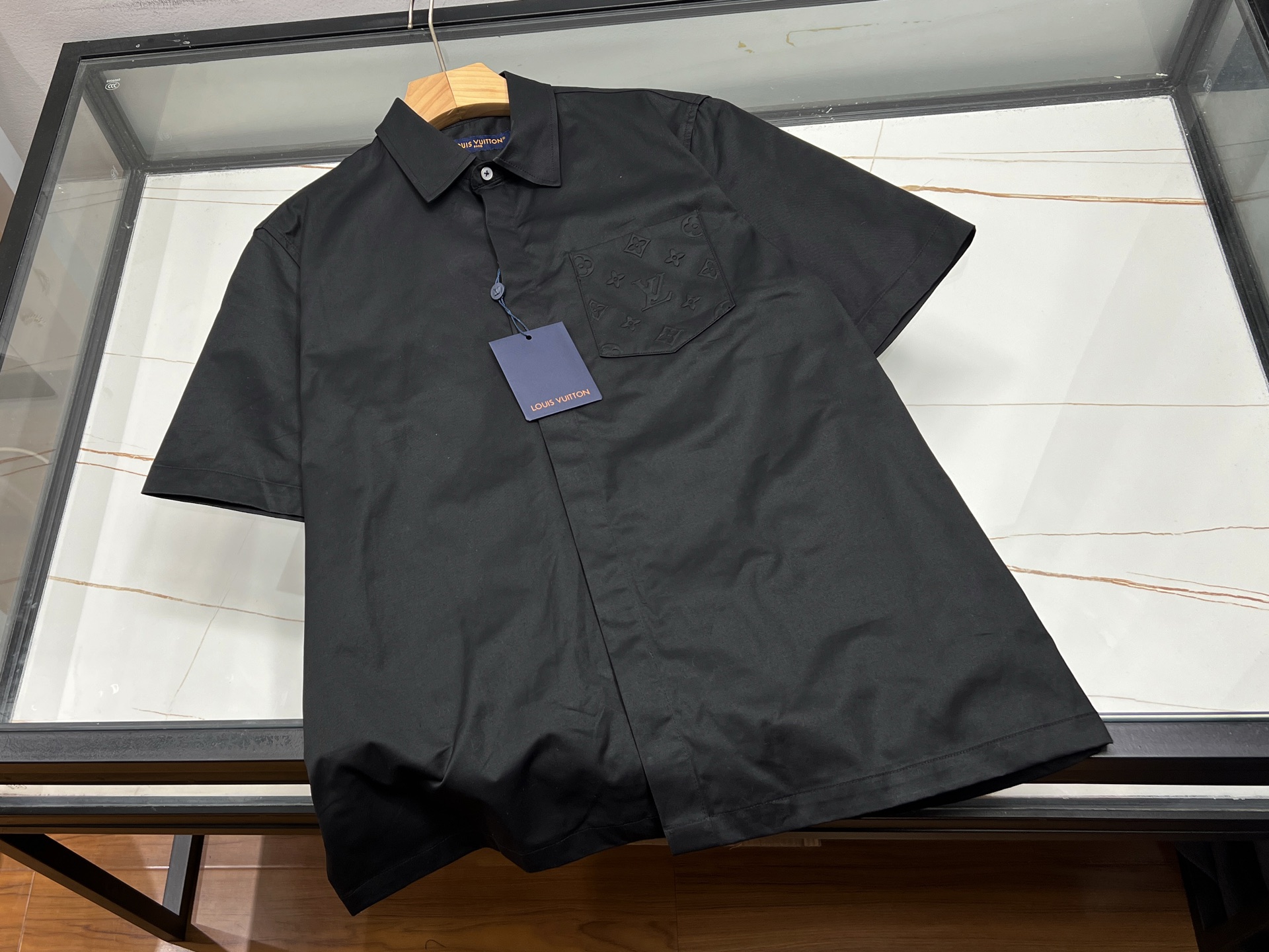 NO:827666,-26SS - A light-changing casual short-sleeved shirt, a smart choice for your summer wardrobe. This light-changing casual short-sleeved shirt is a treasure for summer wear. Its unique light-changing color design, from the collar to the hem, naturally transitions from light to dark, like the gradient sky in summer, fresh and layered, breaking the monotony and easily attracting attention.  The short-sleeved style is neat and refreshing, allowing you to move freely without restraint. It is very suitable for hot weather. The fabric is skin-friendly and breathable, and it is comfortable to wear close to the body. Pair it with a simple white T-shirt underneath and khaki casual pants, and you will instantly become a sunny boy; or wear it with a thin knitted cardigan and jeans, which adds a bit of artistic temperament. Whether it is for daily outings or gatherings with friends, it can easily show your unique charm. Available now in black S-XL, Louis Vuitton-clothing, louis  vuitton,jeans,shirts,T-shirt,19860909-26SS——浅变休闲短袖衬衫夏日衣橱的灵动之选 这件浅变休闲短袖衬衫,是夏日穿搭的宝藏单品.其独特的浅变色彩设计,从领口到下摆,由浅至深自然过渡,似夏日渐变的天空,清新又富有层次感,打破单调,轻松吸引目光. 短袖版型利落清爽,活动自如无束缚,很适合炎热天气.面料亲肤透气,贴身穿也舒适自在.搭配上,内搭简约白T,下身配卡其色休闲裤,秒变阳光少年；或外搭一件薄针织开衫,搭配牛仔裤,又多了几分文艺气质.无论是日常出街、朋友聚会,它都能让你轻松展现独特魅力. 现货发售黑色S-XL,路易威登-服装,louis vuitton,jeans,shirts,T-shirt,,Women's clothing