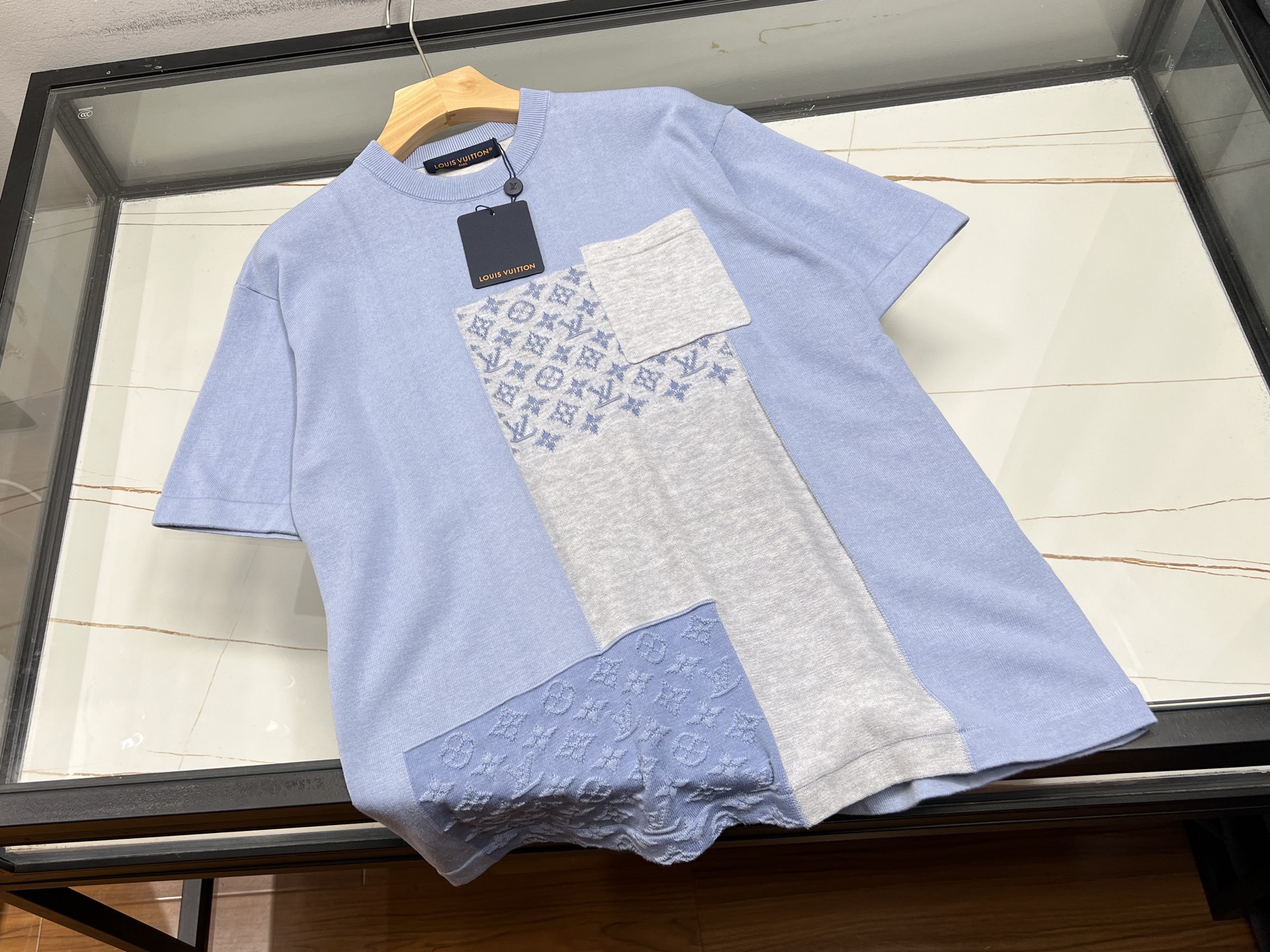 NO:827724,-26SS - Letter jacquard casual knitting, which perfectly integrates fashion and personality. Selected high-quality knitted fabrics are soft to the touch and skin-friendly, comfortable to wear, and have good breathability, allowing you to enjoy your leisure time.  The unique letter jacquard design is the highlight of this knitted fabric, either simple or flamboyant letter elements are presented on the fabric in a clever way, breaking the monotony and adding a sense of playfulness and fashion. Whether it is classic English letters or personalized artistic fonts, it can show the unique taste and attitude of the wearer. It is versatile and can be paired with jeans to easily create a casual and free street style; paired with casual pants, it also shows an elegant and leisurely temperament. Whether it is for daily outings or gatherings with friends, it is your ideal choice.  Ready for sale blue S-XL, Louis Vuitton-clothing, louis vuitton, jeans,19860909-26SS——字母提花休闲针织,将时尚与个性完美融合.精选优质针织面料,触感柔软亲肤,穿着舒适自在,透气性佳,让你在休闲时光尽享惬意. 独特的字母提花设计是这款针织的亮点,或简约或张扬的字母元素,以巧妙的方式呈现于面料之上,打破单调,增添了几分俏皮与时尚感.无论是经典的英文字母,还是个性十足的艺术字体,都能展现出穿着者独特的品味与态度. 它风格百搭,搭配牛仔裤,轻松打造随性洒脱的街头风；搭配休闲裤,又尽显优雅闲适的气质.无论是日常出街、朋友聚会,它都是你的理想之选. 现货发售蓝色S-XL,路易威登-服装,louis vuitton,jeans,,Women's clothing