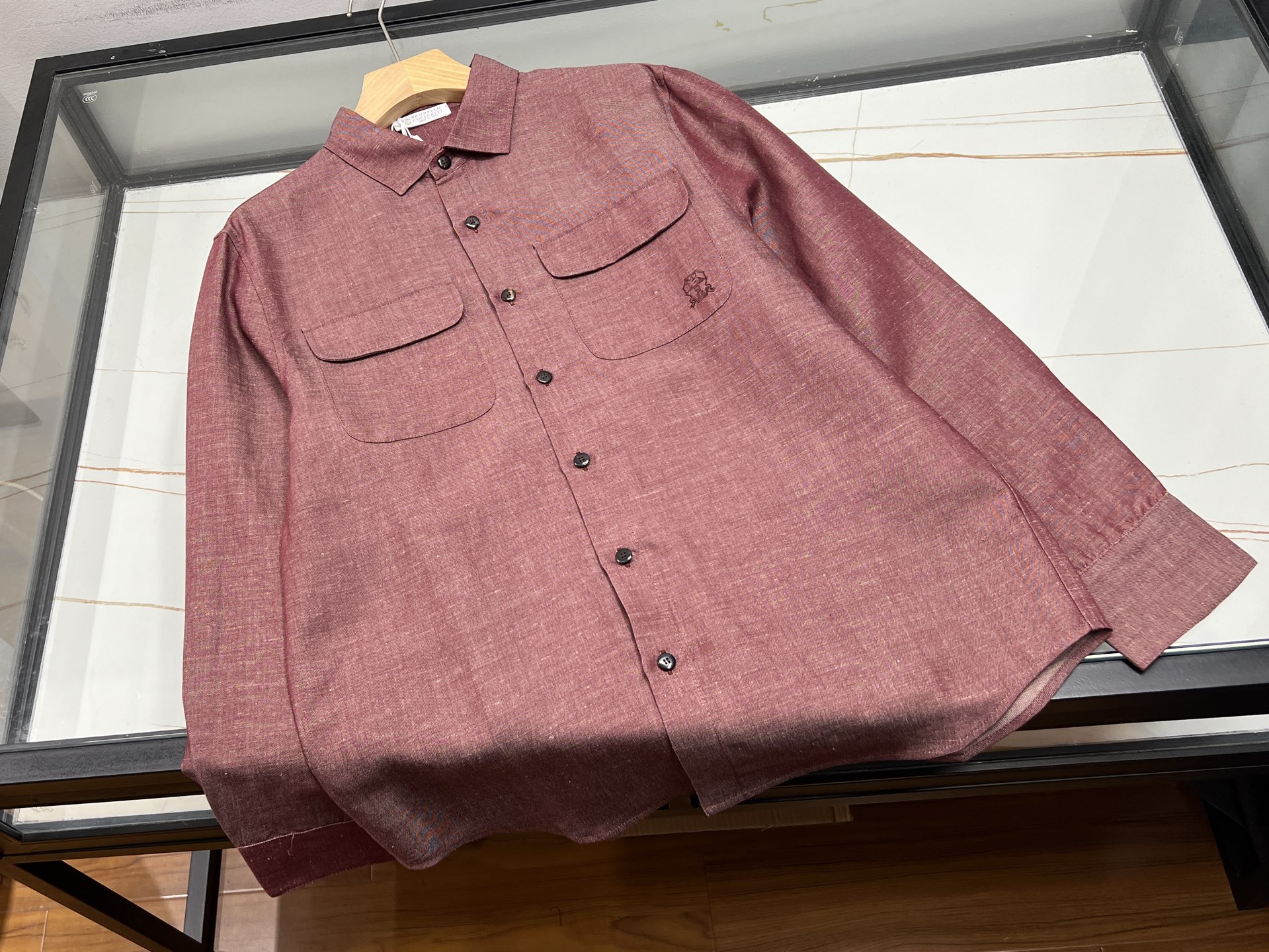 NO:827705,-2026P——-Summer Fashion Tips Pocket Shirt Suit Unlocks Cool Casual Style Want to be fashionable and comfortable in summer?  This casual suit of pockmarked shirt is definitely your best choice!  Linen fabric has natural breathability properties, like countless small vents, allowing the skin to breathe freely. Even under the scorching sun, it can always stay dry and say goodbye to stuffiness and stickiness. The shirt has a neat shape and smooth lines, which can easily modify the body shape and show a neat temperament. Paired with casual pants of the same material, the overall style is harmonious and unified, with a sense of luxury in simplicity.  Whether you are walking on the beach and feeling the gentle sea breeze; or walking through the city streets and enjoying leisure time, it can be perfectly adapted. Wearing it, you can easily have a fashionable look without deliberately matching it, allowing you to become the most eye-catching scenery on the street in summer, and enjoy a leisurely and comfortable time. Three colors M-XXXL, men's clothing, shirts, are available for sale now.19860909-2026P———夏日时尚秘籍麻面衬衫套装解锁清凉休闲风 夏天想要时尚又舒适？这套麻面衬衫休闲套装绝对是你的不二之选！ 麻质面料自带天然透气属性,仿佛无数细小的通风口,让肌肤畅快呼吸,即使炎炎烈日下,也能时刻保持干爽,告别闷热黏腻.衬衫版型利落,线条流畅,轻松修饰身形,展现利落气质.搭配同材质休闲裤,整体风格和谐统一,简约中透着高级感. 无论是漫步海边,感受海风轻拂；还是穿梭城市街头,享受悠闲时光,它都能完美适配.穿上它,无需刻意搭配,就能轻松拥有时尚造型,让你在夏日里成为街头最亮眼的风景,自在享受休闲惬意的美好时光. 现货发售三色M-XXXL,男装,shirts,,Women's clothing