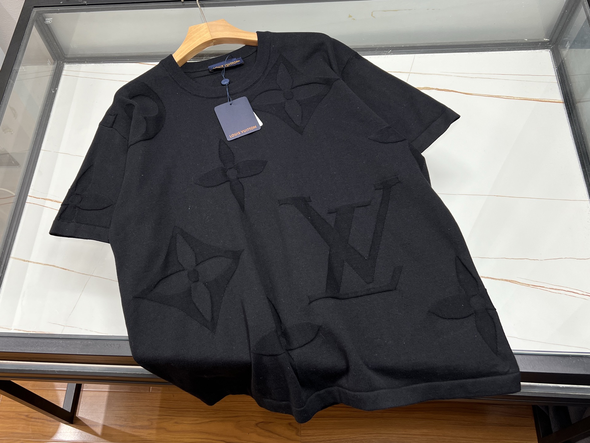 NO:830673,-26SS————The dark pattern knitted casual short sleeves are a low-key fashion ingenuity. This dark patterned knitted casual short sleeves is an indispensable and versatile item in the wardrobe. It is made of high-quality knitted fabric, feels soft and skin-friendly, and has good breathability, so it can stay dry and comfortable even in hot summer.  The design of the dark lettering on the short sleeves is the finishing touch. It is low-key and exquisite, showing unique taste inadvertently, not being too ostentatious but attracting attention. The overall style is loose and casual, not flattering on the body shape, whether it is paired with jeans to create a casual street style, or combined with casual shorts to create a refreshing summer feel, it can be easily controlled. With its simple but not simple design, it interprets the perfect fusion of fashion and comfort, allowing you to show freedom and confidence in your daily travels.  Ready for sale in two colors S-XL, Louis Vuitton-clothing, louis vuitton, shorts, jeans, T-shirt,19860909-26SS———暗纹字母针织休闲短袖低调中的时尚巧思 这款暗纹字母针织休闲短袖,是衣橱里不可或缺的百搭单品.它采用优质针织面料,触感柔软亲肤,透气性佳,即便在炎热夏日也能保持干爽舒适. 短袖上暗纹字母的设计堪称点睛之笔,低调又精致,在不经意间展现独特品味,不会过于张扬却又能吸引目光.整体版型宽松休闲,不挑身材,无论是搭配牛仔裤打造随性街头风,还是与休闲短裤组合营造夏日清爽感,都能轻松驾驭.它以简约而不简单的设计,诠释着时尚与舒适的完美融合,让你在日常出行中尽显自在与自信. 现货发售二色S-XL,路易威登-服装,louis vuitton,shorts,jeans,T-shirt,,Women's clothing