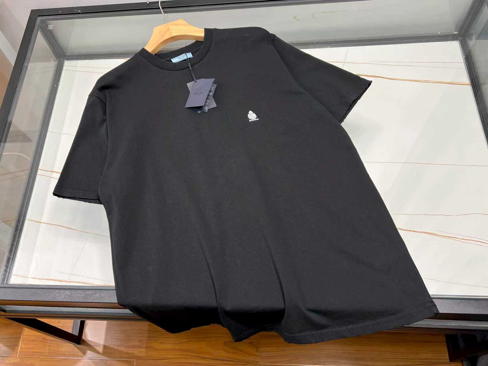 NO:830655,-26SS - Letter casual short sleeves, unlocking the same fashion code for men and women. This casual men's and women's casual short sleeves with letters is an indispensable and versatile artifact in the wardrobe. The simple yet personalized letter print is cleverly embellished on the chest, instantly breaking the monotony and adding fashion highlights to the overall look. It can be easily used whether it is for daily outings or sports and fitness.  The fabric is made of high-quality cotton, which is soft to the touch and skin-friendly, and has excellent breathability. Even in the hot summer, it allows the skin to breathe freely, keeping it dry and comfortable at all times. The loose-fitting design is not flattering and is very friendly to all body shapes. Wearing it, you can feel free and casual, and move without any sense of restraint. The same style for men and women makes it an excellent choice for couples and girlfriends. Wear it with your loved one, walk on the street, the sweet atmosphere will be full, and you can easily become the focus of attention.  Ready for sale in two colors S-XL, Prada-clothing, prada, T-shirt,19860909-26SS———字母休闲短袖,解锁男女同款时尚密码 这款字母休闲男女同款短袖,是衣橱里不可或缺的百搭神器.简约而不失个性的字母印花,巧妙点缀在胸前,瞬间打破单调,为整体造型增添时尚亮点,无论是日常出街还是运动健身,都能轻松驾驭. 面料选用优质棉料,触感柔软亲肤,透气性极佳,即使在炎炎夏日,也能让肌肤自由呼吸,时刻保持干爽舒适.宽松的版型设计,不挑身材,对各种身形都十分友好,穿上它,自在随性,活动毫无束缚感. 男女同款的设定,更是让它成为情侣装、闺蜜装的绝佳选择.和心爱的人一起穿上,漫步街头,甜蜜氛围拉满,轻松成为众人瞩目的焦点. 现货发售二色S-XL,普拉达-服装,prada,T-shirt,,Women's clothing