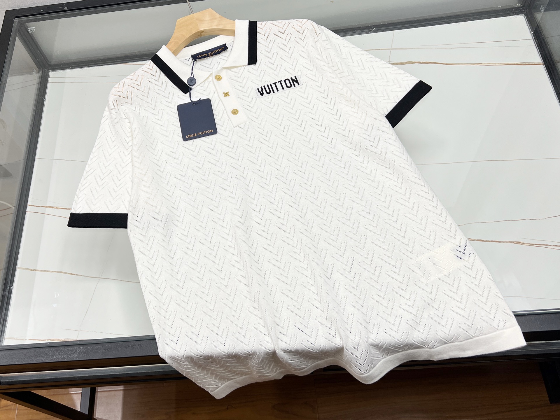 NO:830636,-26SS - Lettered casual knitted lapel short sleeves, a fashionable choice for men and women. This casual lettered knitted lapel short sleeves for men and women is a versatile artifact in the wardrobe. The classic lapel design is neat and elegant, cleverly modifying the neck line, adding a sense of sophistication to the overall look. The short-sleeved style is free and casual, and can be easily adapted to daily outings, sports and fitness, or home leisure. The lettering elements on the clothes are simple and individual, instantly breaking the monotony and showing unique taste.  The knitted fabric is soft and skin-friendly, has good breathability, and can be worn close to the body without any burden, giving the most gentle care to the skin. The design of the same style for men and women allows you and your partner to easily create a couple outfit, which is eye-catching and sweet when you go out on the street. It is a trendy item that fashionistas cannot miss. White S-XL, Louis Vuitton-clothing, Louis Vuitton, T-shirt,19860909-26SS——字母休闲针织翻领短袖,男女同款时尚之选 这款字母休闲男女同款针织翻领短袖,是衣橱里的百搭神器.经典翻领设计,利落又不失优雅,巧妙修饰颈部线条,为整体造型增添几分精致感. 短袖款式,自在随性,无论是日常出街、运动健身还是居家休闲,都能轻松适配.衣服上的字母元素,简约又个性,瞬间打破单调,彰显独特品味. 针织面料柔软亲肤,透气性佳,贴身穿着毫无负担,给予肌肤最温柔的呵护.男女同款的设计,让你和伴侣轻松打造情侣装,出街吸睛又甜蜜,是时尚达人们不可错过的潮流单品. 现货发货白色S-XL,路易威登-服装,louis vuitton,T-shirt,,Women's clothing