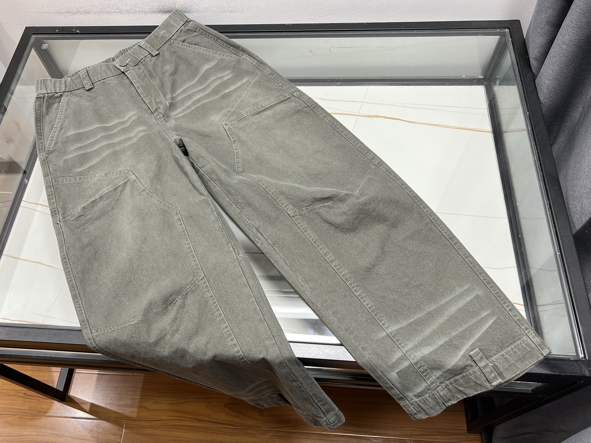 NO:830601,-26SS——Casual and fashionable loose trousers, an excellent choice for daily wear!  It is made of high-quality fabrics, feels soft and skin-friendly, has good breathability, and can be worn freely without restraint. The loose-fitting design cleverly modifies the shape of the legs, covers the flesh and makes you look slimmer, and can be easily controlled by any figure. The trouser legs are slightly cinched, adding a sense of neatness. The simple solid color style is versatile and eye-catching, and is very suitable for matching with T-shirts, shirts or sweaters. It can easily create a casual, fashionable style, allowing you to confidently go out on the street in various occasions, showing your unique charm.  Ready for sale military color XS-L, men's clothing, hoodie, sweatshirts, shirts, tees, t-shirt,19860909-26SS———休闲时尚宽松长裤,是日常穿搭的绝佳之选！它采用优质面料,触感柔软亲肤,透气性佳,穿着自在无束缚.宽松的版型设计,巧妙修饰腿型,遮肉又显瘦,无论何种身材都能轻松驾驭.裤脚微微收口,增添几分利落感.简约的纯色款式,百搭又耐看,搭配T恤、衬衫或卫衣都超合适,轻松打造出休闲随性、时尚大气的风格,让你在各种场合都能自信出街,尽显独特魅力. 现货发售军色XS- L,男装,hoodie,sweatshirts,shirts,tees，t-shirt,,Women's clothing