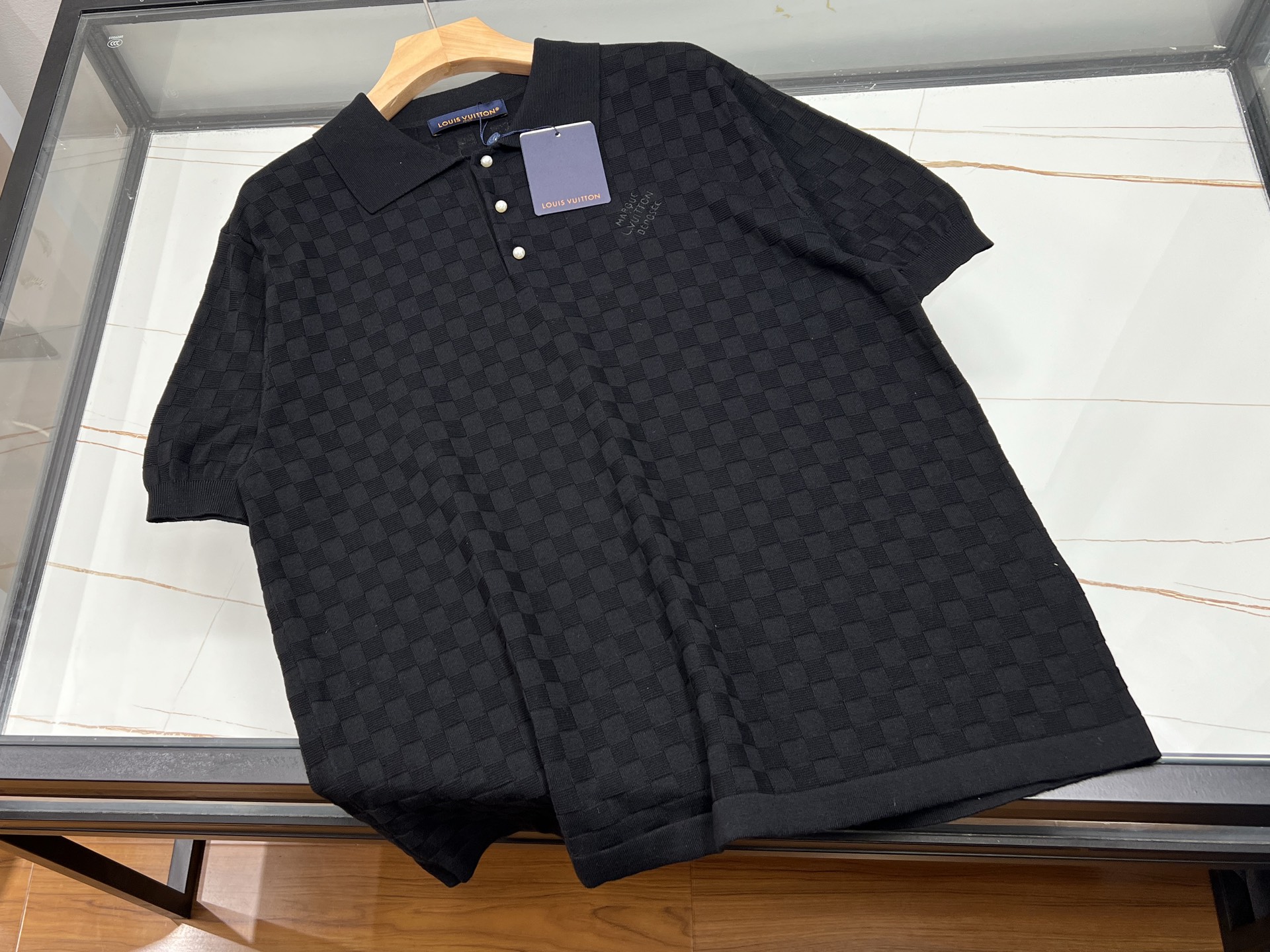 NO:830538,Jacquard fashionable knitted shirts perfectly integrate exquisite craftsmanship with modern trends. Its unique jacquard design outlines unique patterns with delicate textures, adding artistic sense and layering to the overall shape, breaking the monotony of traditional shirts. The knitted fabric gives it a soft and skin-friendly touch, making it comfortable to wear and has good elasticity.  It allows you to move freely without restraint. Whether it is worn with simple jeans to create a casual style or with exquisite suit pants to create a smart workplace style, it can be easily controlled. In various occasions, it can stand out with its unique charm and become a must-have item in the wardrobe of fashionistas, allowing you to always show a confident and elegant fashion attitude.  Available now in three colors S-XL, Louis Vuitton-clothing, louis vuitton, jeans, shirts, business suit,19860909提花时尚针织衬衫,将精致工艺与现代潮流完美融合.其独特的提花设计,以细腻纹理勾勒出别致图案,为整体造型增添艺术感与层次感,打破传统衬衫的单调.针织面料赋予其柔软亲肤的触感,穿着舒适自在,同时具备良好的弹性,活动自如无束缚.无论是搭配简约牛仔裤,打造休闲随性风；还是配以精致西装裤,塑造干练职场范,都能轻松驾驭.在各种场合中,它都能凭借独特魅力脱颖而出,成为时尚达人的衣橱必备单品,让你时刻展现自信与优雅的时尚态度. 现货发售三色S-XL,路易威登-服装,louis vuitton,jeans,shirts,business suit,,Women's clothing