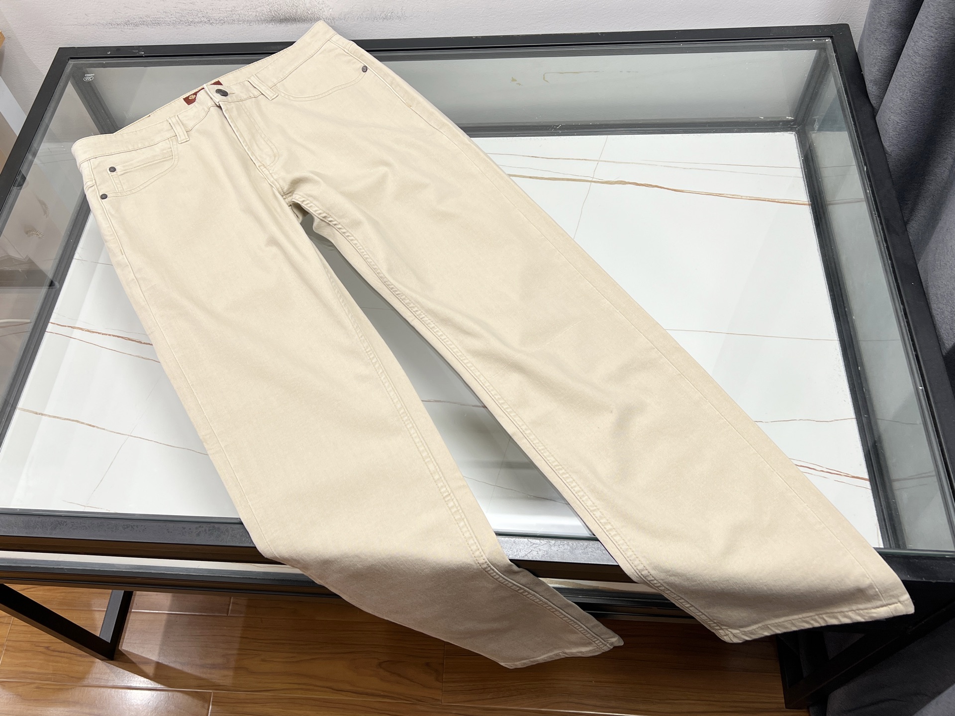 NO:830555,-26SS - Classic, fashionable and casual stretch pants, a simple and versatile tool for dressing up. If you want to easily manage a variety of occasions, a pair of classic and fashionable casual stretch pants is essential!  High-elastic fabric with drawstring design allows you to freely adjust the tightness, making it unrestricted for movement and comfortable for daily wear. The straight version is highly tolerant, covers the flesh and makes you look slimmer, and can easily modify the leg lines. The small foot cuff design makes the legs longer, and has a first-class visual heightening effect.  Whether it is commuting, dating or sports and fitness, these pants can be perfectly adapted. The classic color is versatile and timeless. You can just wear it with a T-shirt and go out, eliminating the worry of matching. The design of the double-sided pockets is practical and thoughtful, making it easy to store your belongings, making travel more convenient. The fabric is soft and skin-friendly, breathable and quick-drying, so it will not be stuffy in summer and keeps you fresh all day long.  The details show the quality. Seamless skin-friendly technology fits the body curves, the alignment is flat to reduce friction, and the anti-bulge design of the knees does not deform after sitting for a long time. The widened waist does not tighten the belly, and the elastic waist drawstring double guarantees, making it comfortable no matter how you move. Whether you have a pear-shaped body or an H-shaped body, it can eliminate the anxiety of dressing with one click, allowing you to go out confidently!  Ready for sale khaki 31-32-33-34-36-38-40, men's clothing, tees, t-shirt,19860909-26SS——经典时尚休闲弹力裤简约百搭的穿搭神器 想要轻松驾驭多种场合,一条经典时尚的休闲弹力裤必不可少！高弹面料搭配抽绳设计,自由调节松紧,运动无束缚,日常穿也舒适自在.直筒版型包容性强,遮肉显瘦,轻松修饰腿部线条,小脚收口设计更显腿长,视觉增高效果一流. 无论是通勤、约会还是运动健身,这条裤子都能完美适配.经典色系百搭不过时,随便搭个T恤就能出门,省去搭配烦恼.双侧口袋设计实用贴心,随身物品轻松收纳,出行更便捷.面料柔软亲肤,透气速干,夏天穿也不闷热,全天候保持清爽. 细节之处更显品质,无缝亲肤技术贴合身体曲线,走线平整减少摩擦,膝盖抗鼓包设计久坐不变形.加宽腰头不勒肚子,松紧腰抽绳双重保障,怎么动都舒服.无论是梨形身材还是H型身材,它都能一键清空穿搭焦虑,让你自信出街！ 现货发售卡其31-32-33-34-36-38-40,男装,tees，t-shirt,,Women's clothing