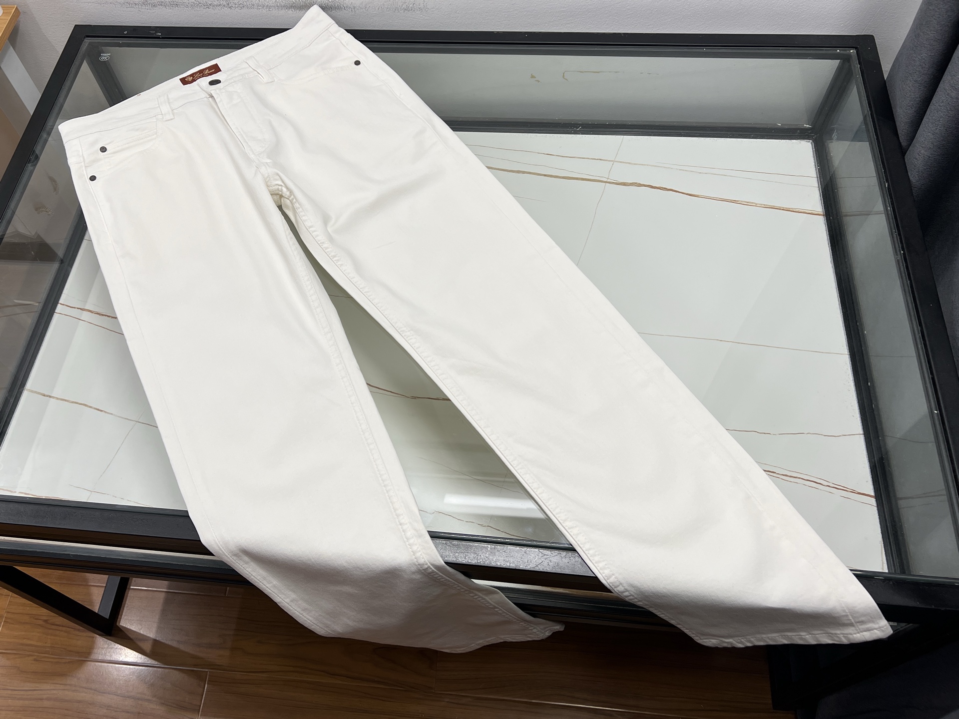 NO:830553,-26SS - Classic, fashionable and casual stretch pants, a simple and versatile tool for dressing up. If you want to easily manage a variety of occasions, a pair of classic and fashionable casual stretch pants is essential!  High-elastic fabric with drawstring design allows you to freely adjust the tightness, making it unrestricted for movement and comfortable for daily wear. The straight version is highly tolerant, covers the flesh and makes you look slimmer, and can easily modify the leg lines. The small foot cuff design makes the legs longer, and has a first-class visual heightening effect.  Whether it is commuting, dating or sports and fitness, these pants can be perfectly adapted. The classic color is versatile and timeless. You can just wear it with a T-shirt and go out, eliminating the worry of matching. The design of the double-sided pockets is practical and thoughtful, making it easy to store your belongings, making travel more convenient. The fabric is soft and skin-friendly, breathable and quick-drying, so it will not be stuffy in summer and keeps you fresh all day long.  The details show the quality. Seamless skin-friendly technology fits the body curves, the alignment is flat to reduce friction, and the anti-bulge design of the knees does not deform after sitting for a long time. The widened waist does not tighten the belly, and the elastic waist drawstring double guarantees, making it comfortable no matter how you move. Whether you have a pear-shaped body or an H-shaped body, it can eliminate the anxiety of dressing with one click, allowing you to go out confidently!  Available now in three colors 31-32-33-34-36-38-40, men's clothing, tees, t-shirts,19860909-26SS——经典时尚休闲弹力裤简约百搭的穿搭神器 想要轻松驾驭多种场合,一条经典时尚的休闲弹力裤必不可少！高弹面料搭配抽绳设计,自由调节松紧,运动无束缚,日常穿也舒适自在.直筒版型包容性强,遮肉显瘦,轻松修饰腿部线条,小脚收口设计更显腿长,视觉增高效果一流. 无论是通勤、约会还是运动健身,这条裤子都能完美适配.经典色系百搭不过时,随便搭个T恤就能出门,省去搭配烦恼.双侧口袋设计实用贴心,随身物品轻松收纳,出行更便捷.面料柔软亲肤,透气速干,夏天穿也不闷热,全天候保持清爽. 细节之处更显品质,无缝亲肤技术贴合身体曲线,走线平整减少摩擦,膝盖抗鼓包设计久坐不变形.加宽腰头不勒肚子,松紧腰抽绳双重保障,怎么动都舒服.无论是梨形身材还是H型身材,它都能一键清空穿搭焦虑,让你自信出街！ 现货发售三色31-32-33-34-36-38-40,男装,tees，t-shirt,,Women's clothing