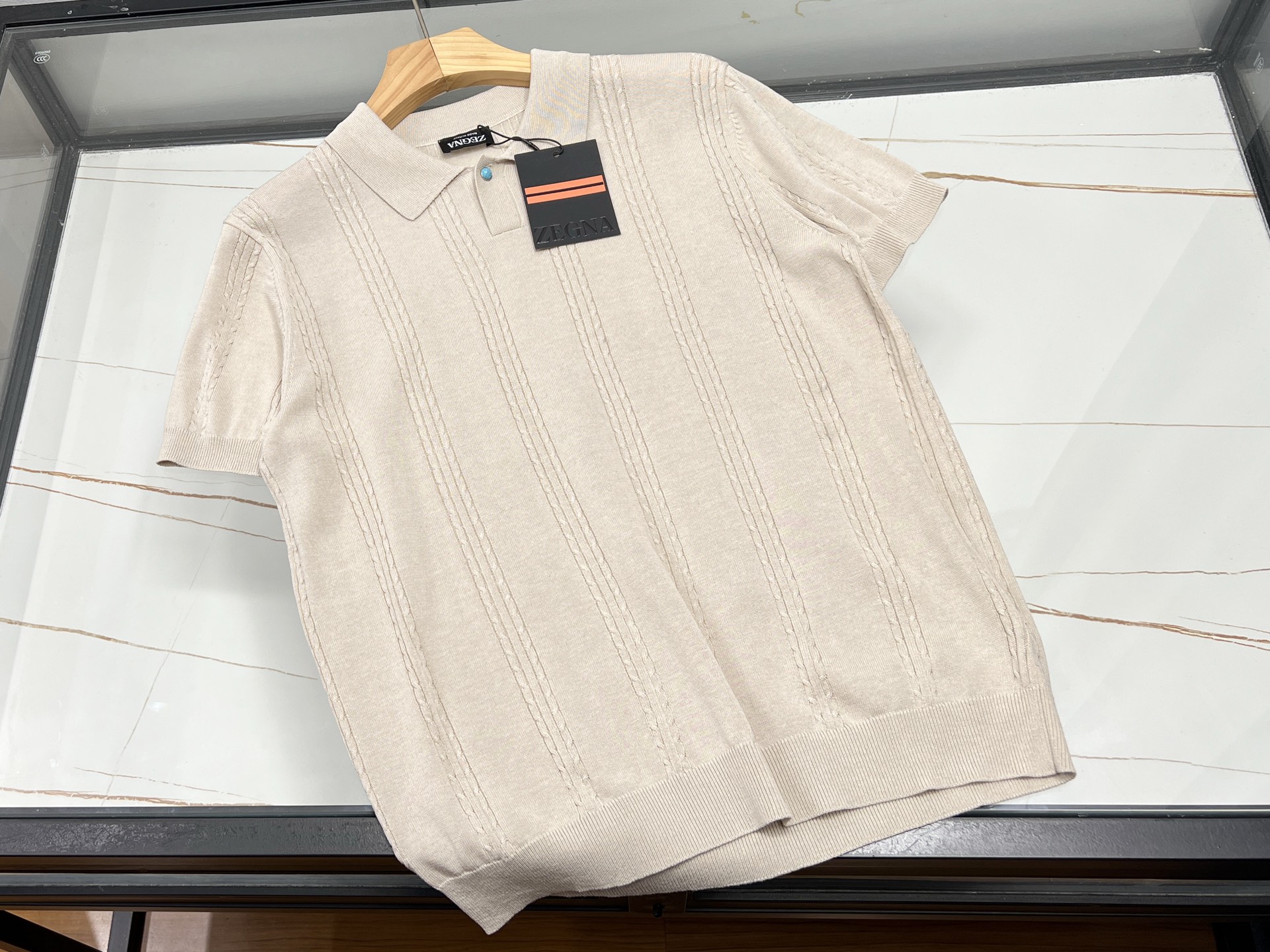 NO:830517,-26SS - Knitted lyocell lapel short sleeves, unlocking the summer fashion code. This knitted lyocell lapel short sleeves is an indispensable fashion treasure in the summer wardrobe. Lyocell fabric feels as smooth as clouds, and it feels like nothing when worn close to the body, bringing the ultimate comfortable experience. Its lapel design is simple yet refined, cleverly modifying the neck line, adding a bit of capable temperament.  The short-sleeved style is neat and refreshing, allowing you to move freely without restraint. The overall style is fashionable and casual, whether you wear it with jeans for walking on the street or with casual pants at the workplace, you can easily control it. It is difficult to describe its charm in 200 words. With its unique texture and fashionable design, it has become an excellent choice to improve your dressing taste this summer and make you stand out from the crowd. Available in stock, two-color lapel S-XL, women's clothing, jeans, T-shirt,19860909-26SS——针织莱赛尔翻领短袖,解锁夏日时尚密码 这款针织莱赛尔翻领短袖,是夏日衣橱里不可或缺的时尚宝藏.莱赛尔面料,触感柔滑似云朵,贴身穿着仿若无物,带来极致舒适体验.其翻领设计,简约又不失精致,巧妙修饰颈部线条,增添几分干练气质. 短袖款式利落清爽,活动自如无束缚.整体风格时尚休闲,无论是搭配牛仔裤漫步街头,还是与休闲裤共赴职场,都能轻松驾驭.200字的篇幅难以尽述它的魅力,它以独特质感与时尚设计,成为这个夏天提升穿搭品味的绝佳之选,让你在人群中脱颖而出. 现货发售二色翻领S-XL,女装,jeans,T-shirt,,Women's clothing