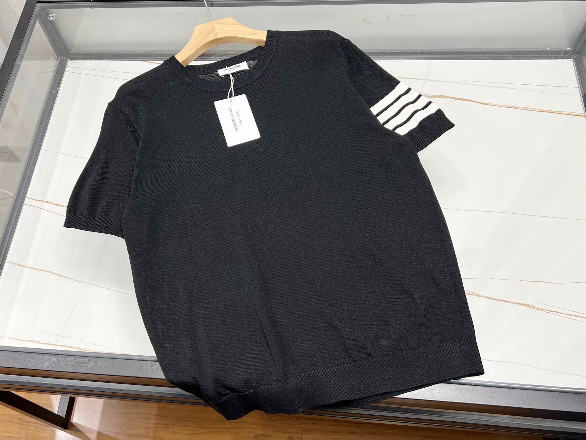 NO:830592,—26SS————Classic three-stripes casual and fashionable knitted short-sleeves, interpreting the eternal trend with simple design. Selected high-quality knitted fabrics are soft and skin-friendly, with good breathability, bringing all-day comfortable wearing experience. The iconic three-stripes elements are cleverly integrated into the cuffs or sides to break the monotony, highlight your personality and attitude, and easily enhance the overall look recognition. Slim fit tailoring patch  Fitted to the body and outlined with clean lines, it can be easily worn in various occasions whether paired with jeans, casual pants or shorts. The classic black and white color scheme is versatile and durable, while the colorful striped version adds vitality and meets different style needs. Whether it is for daily outings, sports and fitness, or party leisure, this short-sleeved shirt can make you stand out from the crowd and become the focus of fashion.  Ready-made two-color S-XL, Thom Browne-clothing, Thom Browne, shorts, jeans, T-shirt,19860909—26SS———经典三条杠休闲时尚针织短袖,以简约设计诠释永恒潮流.精选优质针织面料,柔软亲肤,透气性佳,带来全天候舒适穿着体验.标志性三条杠元素巧妙融入袖口或侧边,打破单调,彰显个性态度,轻松提升整体造型辨识度.修身剪裁贴合身形,勾勒利落线条,无论是搭配牛仔裤、休闲裤还是短裤,都能轻松驾驭多种场合.经典黑白配色百搭耐看,彩色条纹款则更添活力,满足不同风格需求.无论是日常出街、运动健身还是聚会休闲,这款短袖都能让你在人群中脱颖而出,成为时尚焦点. 现货发货二色S-XL,汤姆布朗-服装,thom browne,shorts,jeans,T-shirt,,Women's clothing