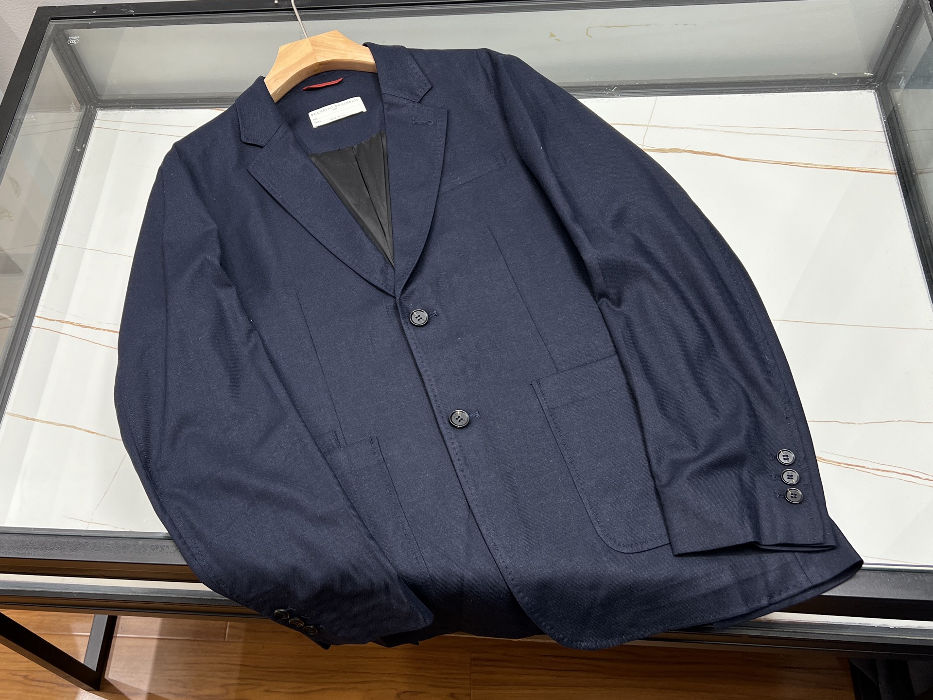 NO:830572,-26SS—— Tencel is a fashionable and casual classic blazer, which is a must-have wardrobe item in spring and summer. It cleverly combines the smoothness of Tencel and the natural breathability of linen to create a light and elegant texture, which is comfortable and burden-free to wear. The classic blazer version, slightly loose tailoring with a slightly waisted design, takes into account both formality and leisure, avoiding the restraint of traditional suits. Single-breasted  , patch pockets and other details add a relaxed atmosphere. The earth tones and low-saturated Morandi colors are versatile and high-end, suitable for business and leisure, daily travel and other scenarios. Wear it with a T-shirt or shirt underneath, and trousers or jeans underneath to easily switch styles. Tencel fabric is moisture-wicking, not easy to wrinkle, easy to maintain, and cost-effective, making it an ideal choice for those who pursue natural style and pragmatism.  Ready for sale blue 48-56, men's clothing, jeans, shirts, tees, t-shirt, business suit,19860909-26SS———天丝麻时尚休闲经典单西,是春夏季节的衣橱必备单品.它巧妙融合天丝的柔滑垂顺与亚麻的天然透气,打造出轻盈飘逸的质感,穿着舒适无负担.经典单西版型,微宽松剪裁搭配略收腰设计,兼顾正式与休闲,避免传统西装的拘束感.单排扣、贴袋等细节增添轻松氛围,大地色系与低饱和莫兰迪色系百搭高级,适配商务休闲、日常出行等多种场景.内搭T恤或衬衫,下配西裤或牛仔裤,轻松切换风格.天丝麻面料吸湿排汗、不易起皱,保养便捷,性价比高,是追求自然风格与实用主义的理想选择. 现货发售蓝色48-56,男装,jeans,shirts,tees，t-shirt,business suit,,Women's clothing