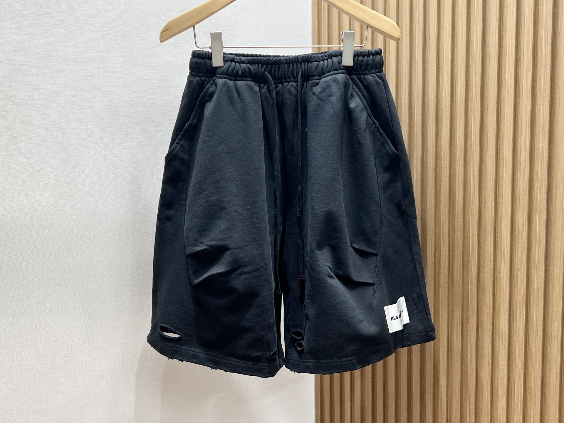 NO:830551,-26SS——JA heavyweight industrial washed fashionable fabrics, unlocking a new paradigm of relaxed wear!  The heavy-weight workwear fabric has been treated with heavy washing technology to present a unique retro texture and aged texture, as if the industrial aesthetics accumulated by time are worn on the body. The loose mid-pants version breaks the sense of restraint, with a widened crotch and elastic waist design. Whether you are sitting for a long time at work or riding outdoors, you can enjoy zero  A free experience of oppression. The multi-pocket matrix combines practicality and functionality, the dark night reflective webbing is embellished with future cyber elements, and the shield-shaped patch embroidery pays homage to the mechanical romance of the steam era. Paired with a simple white T and Martin boots, the hard-core attitude and free and easy temperament are natural, making every step step out of an uninhibited fashion rhythm.  Available now in two colors S-XL, men's and women's clothing, boots,19860909-26SS——JA克重重工水洗时尚面料,解锁松弛感穿搭新范式！ 克重扎实的工装面料经重磅水洗工艺处理,呈现独特的复古肌理与做旧质感,仿佛将时光沉淀的工业美学穿在身上.宽松中裤版型打破束缚感,加宽裆部与弹性腰头设计,无论是久坐办公还是户外骑行,都能享受零压迫的自由体验.多口袋矩阵兼顾实用与机能感,暗夜反光织带点缀未来赛博元素,盾形贴布绣花致敬蒸汽时代的机械浪漫.搭配简约白T与马丁靴,硬核态度与洒脱气质浑然天成,让每一步都走出不羁的时尚节奏. 现货发售二色S-XL,男装女装,boots,,Women's clothing