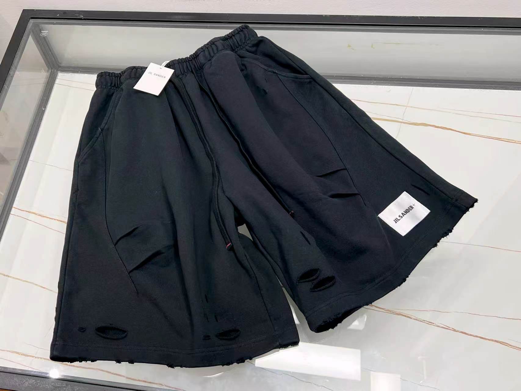 NO:830560,-26SS——JA heavyweight industrial washed fashionable fabrics, unlocking a new paradigm of relaxed wear!  The heavy-weight workwear fabric has been treated with heavy washing technology to present a unique retro texture and aged texture, as if the industrial aesthetics accumulated by time are worn on the body. The loose mid-pants version breaks the sense of restraint, with a widened crotch and elastic waist design. Whether you are sitting for a long time at work or riding outdoors, you can enjoy zero  A free experience of oppression. The multi-pocket matrix combines practicality and functionality, the dark night reflective webbing is embellished with future cyber elements, and the shield-shaped patch embroidery pays homage to the mechanical romance of the steam era. Paired with a simple white T and Martin boots, the hard-core attitude and free and easy temperament are natural, making every step step out of an uninhibited fashion rhythm.  Available now in two colors S-XL ~, men's and women's clothing, boots,19860909-26SS——JA克重重工水洗时尚面料,解锁松弛感穿搭新范式！ 克重扎实的工装面料经重磅水洗工艺处理,呈现独特的复古肌理与做旧质感,仿佛将时光沉淀的工业美学穿在身上.宽松中裤版型打破束缚感,加宽裆部与弹性腰头设计,无论是久坐办公还是户外骑行,都能享受零压迫的自由体验.多口袋矩阵兼顾实用与机能感,暗夜反光织带点缀未来赛博元素,盾形贴布绣花致敬蒸汽时代的机械浪漫.搭配简约白T与马丁靴,硬核态度与洒脱气质浑然天成,让每一步都走出不羁的时尚节奏. 现货发售二色S-XL ~,男装女装,boots,,Women's clothing